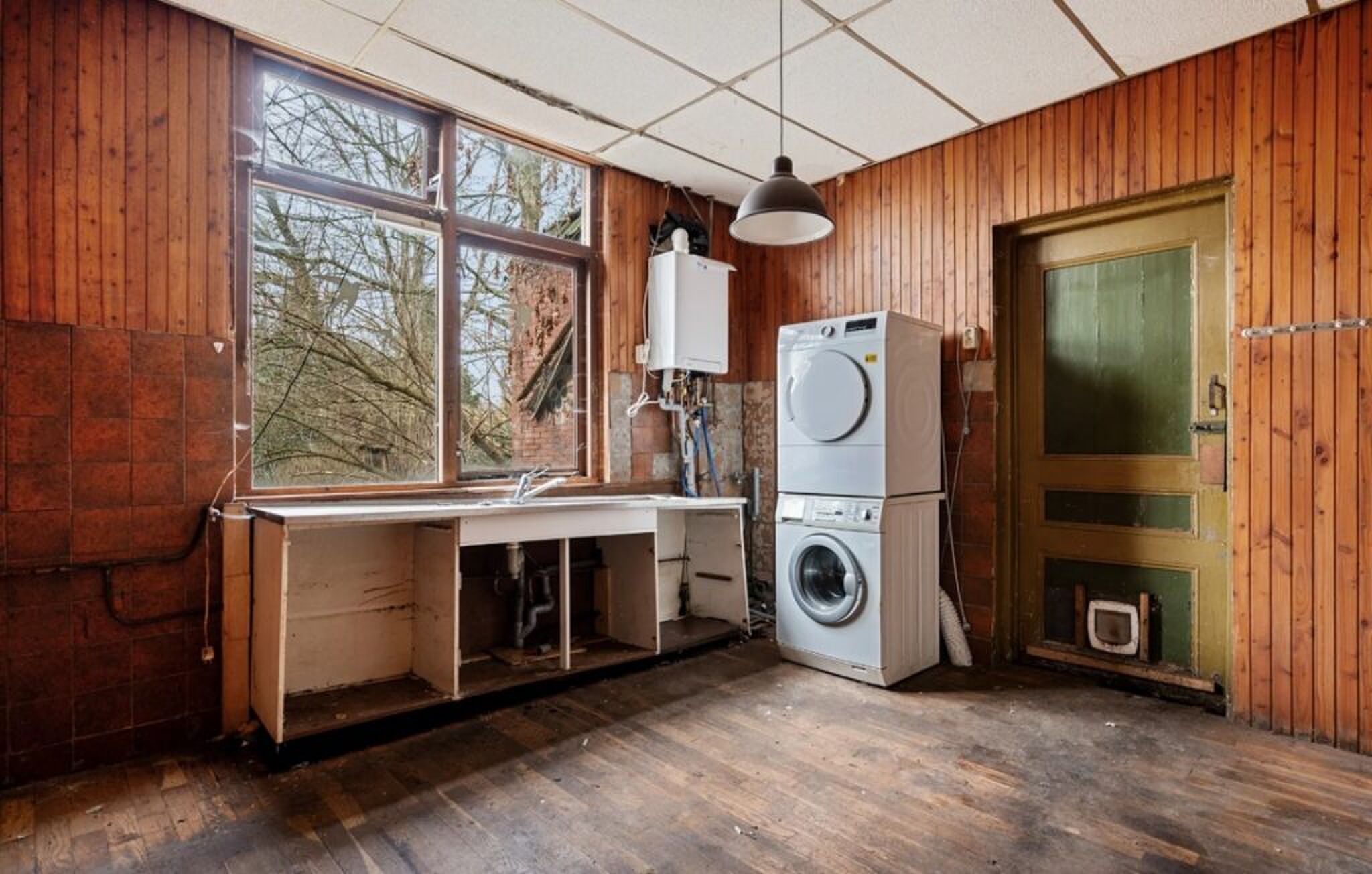 De keuken met uitzicht op de tuin.