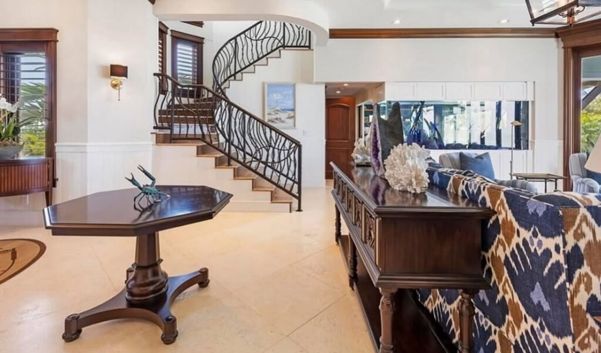 De woonkamer met luxe banken.