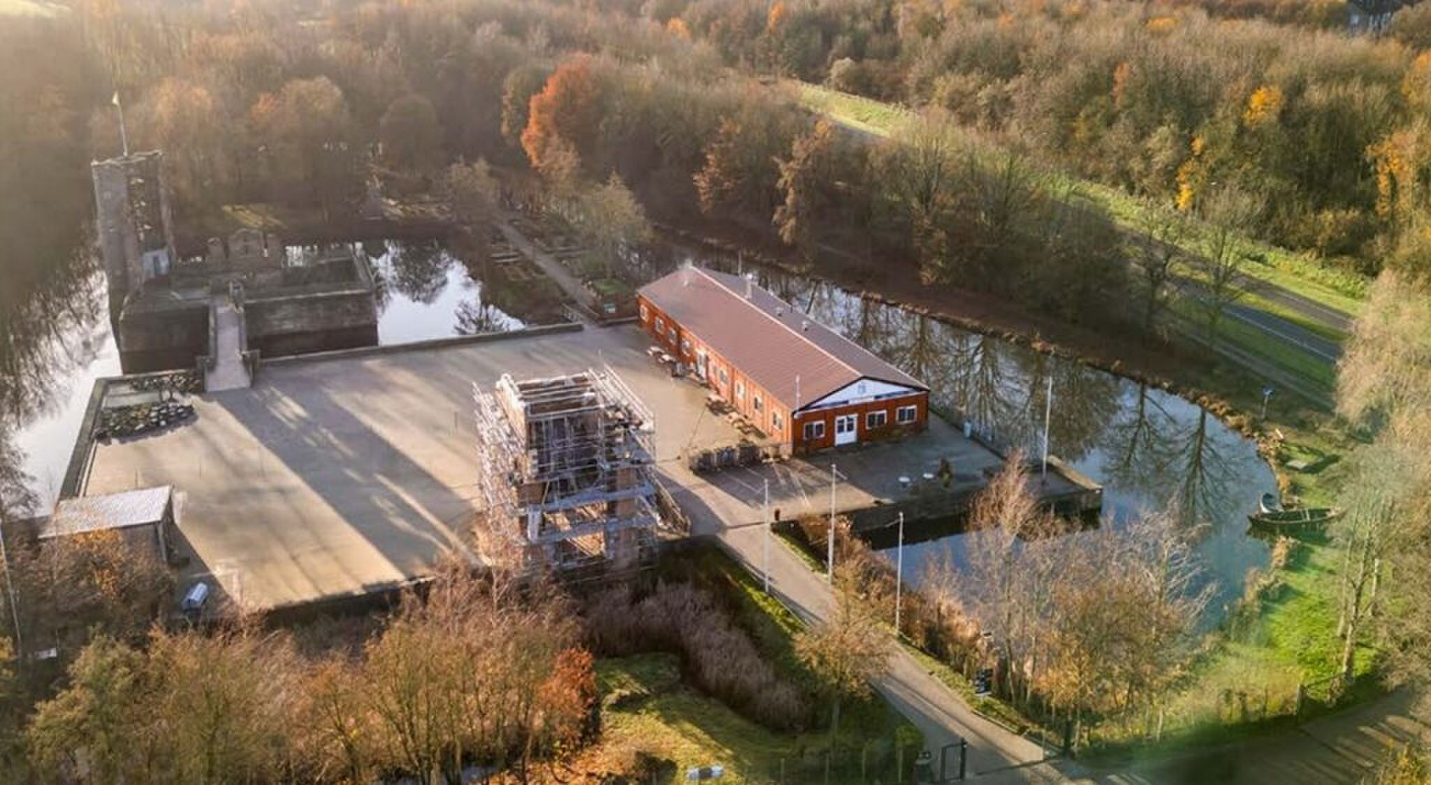 De bijgebouwen rondom het kasteel.