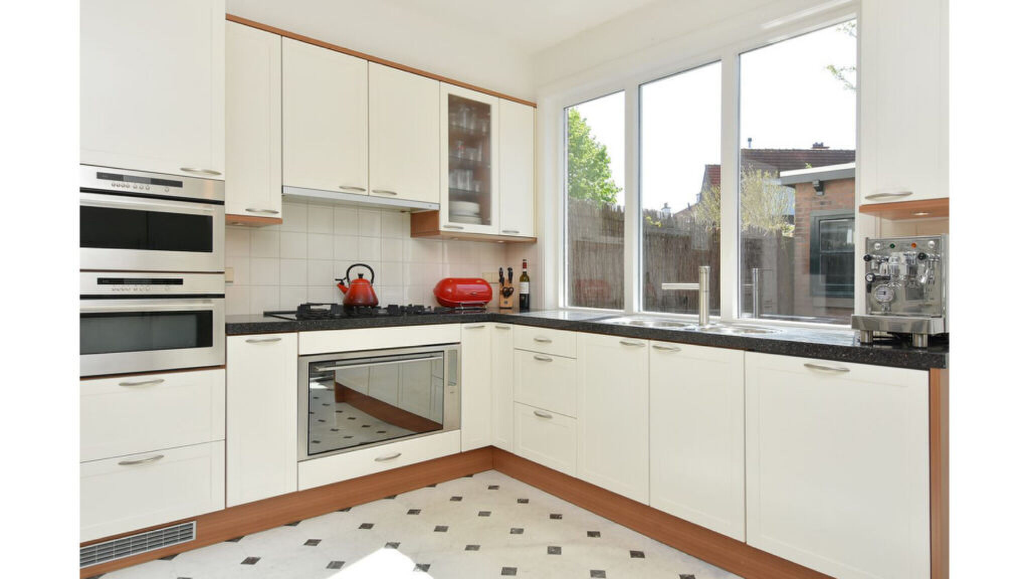 De keuken met nette afwerking.