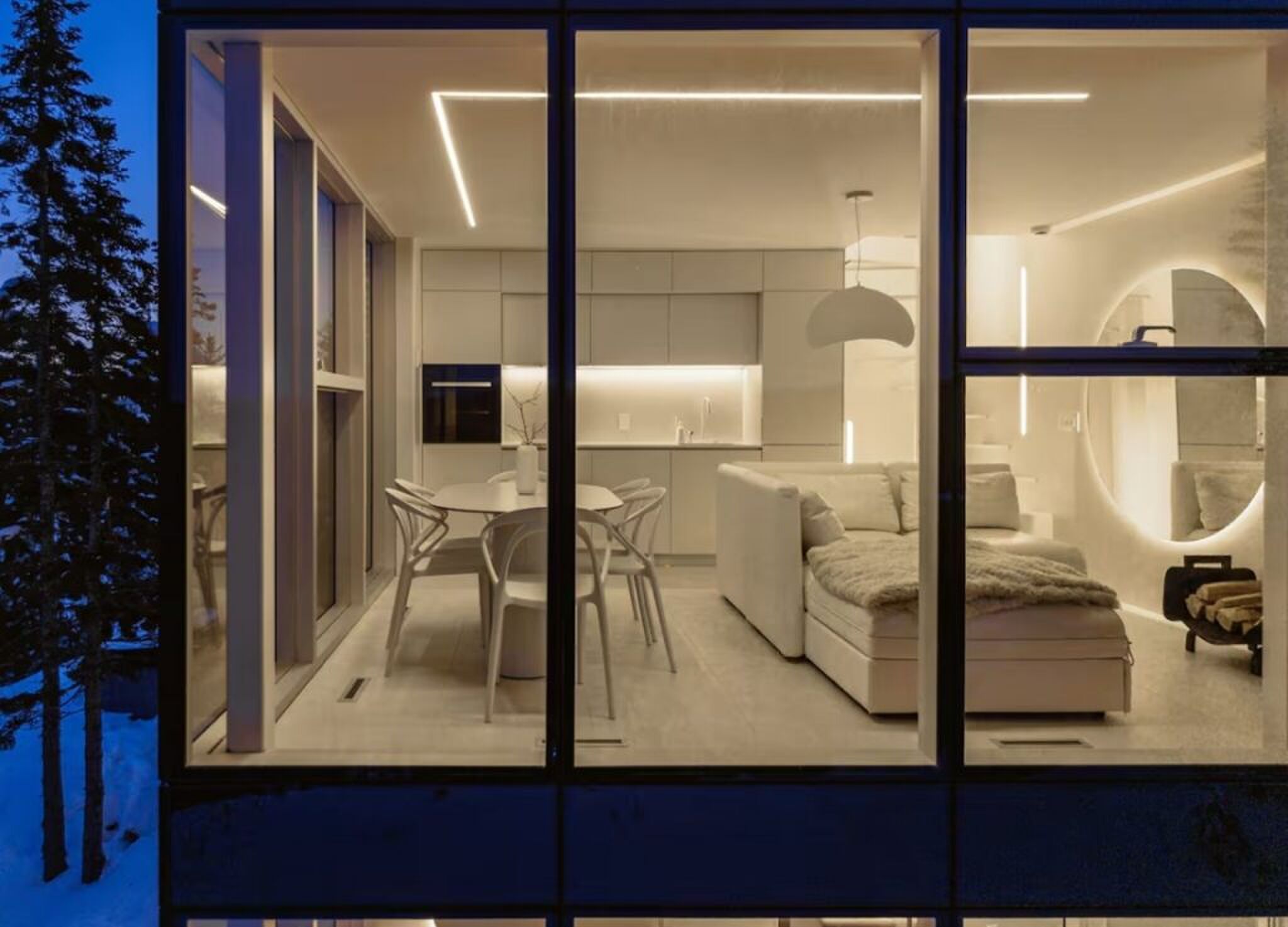 De keuken, eetkamer en living van de Airbnb in Canada.