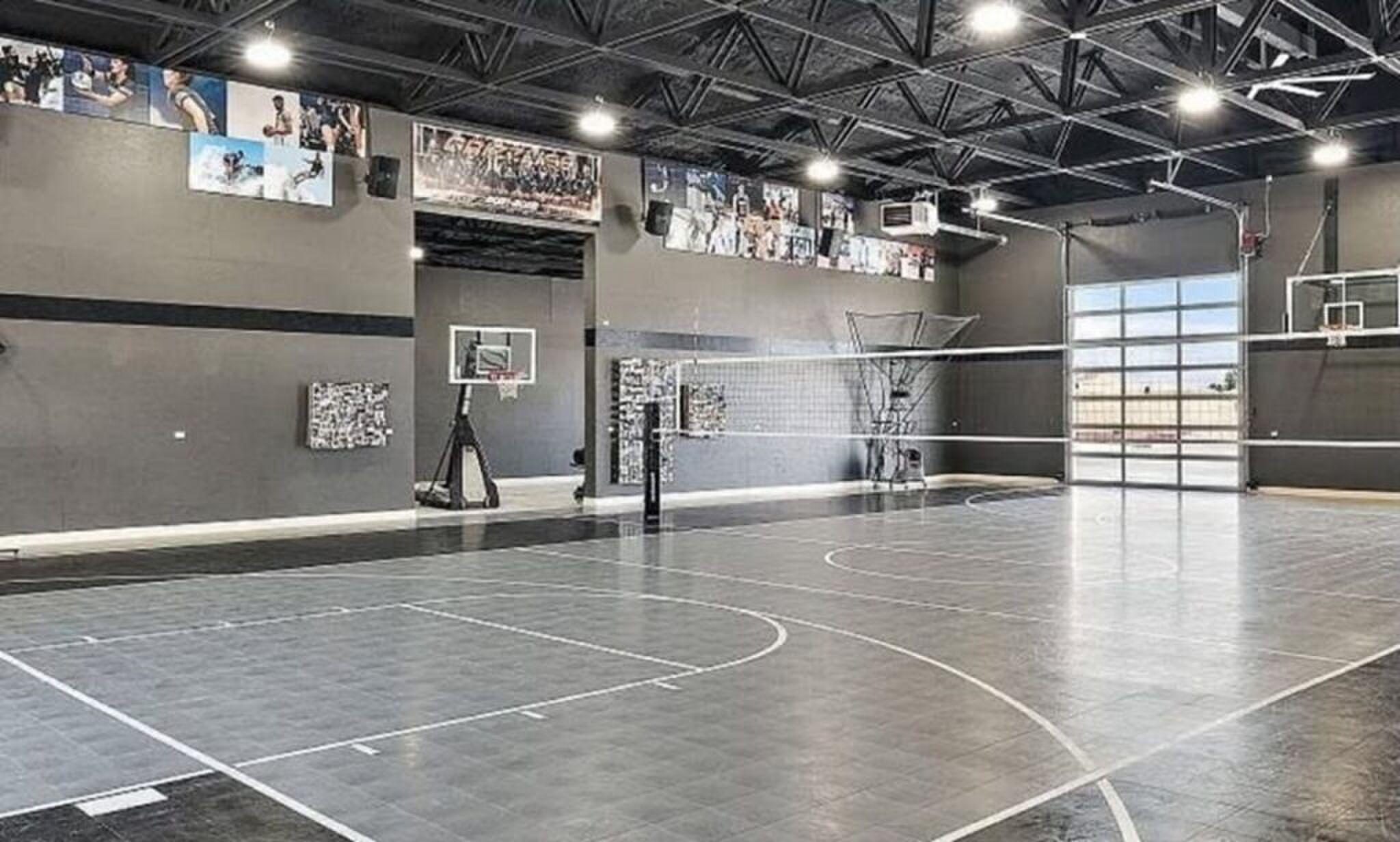 De combinatie van een volleybal- en basketbalveld.