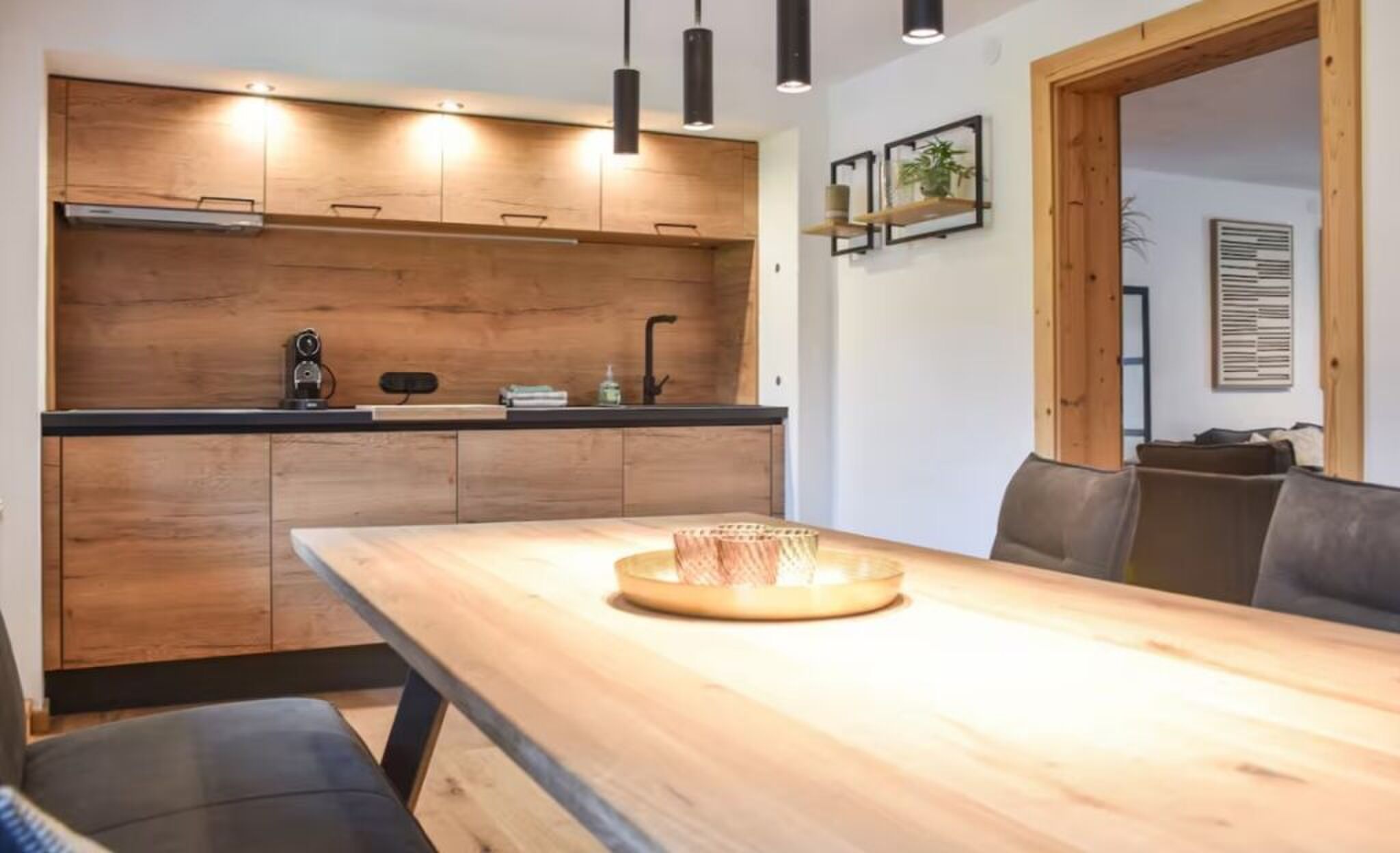 De keuken en eetkamer.