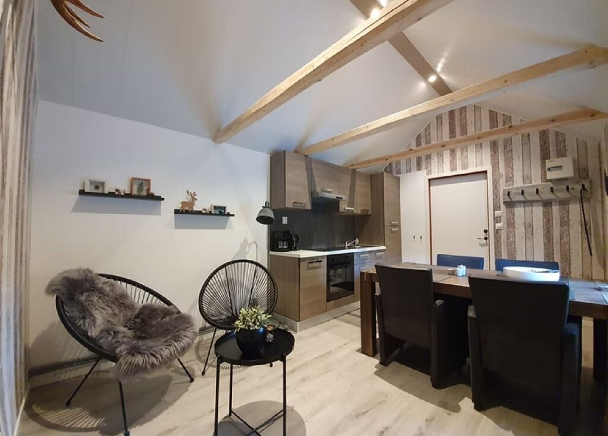 De zitruimte, keuken en eetkamer.