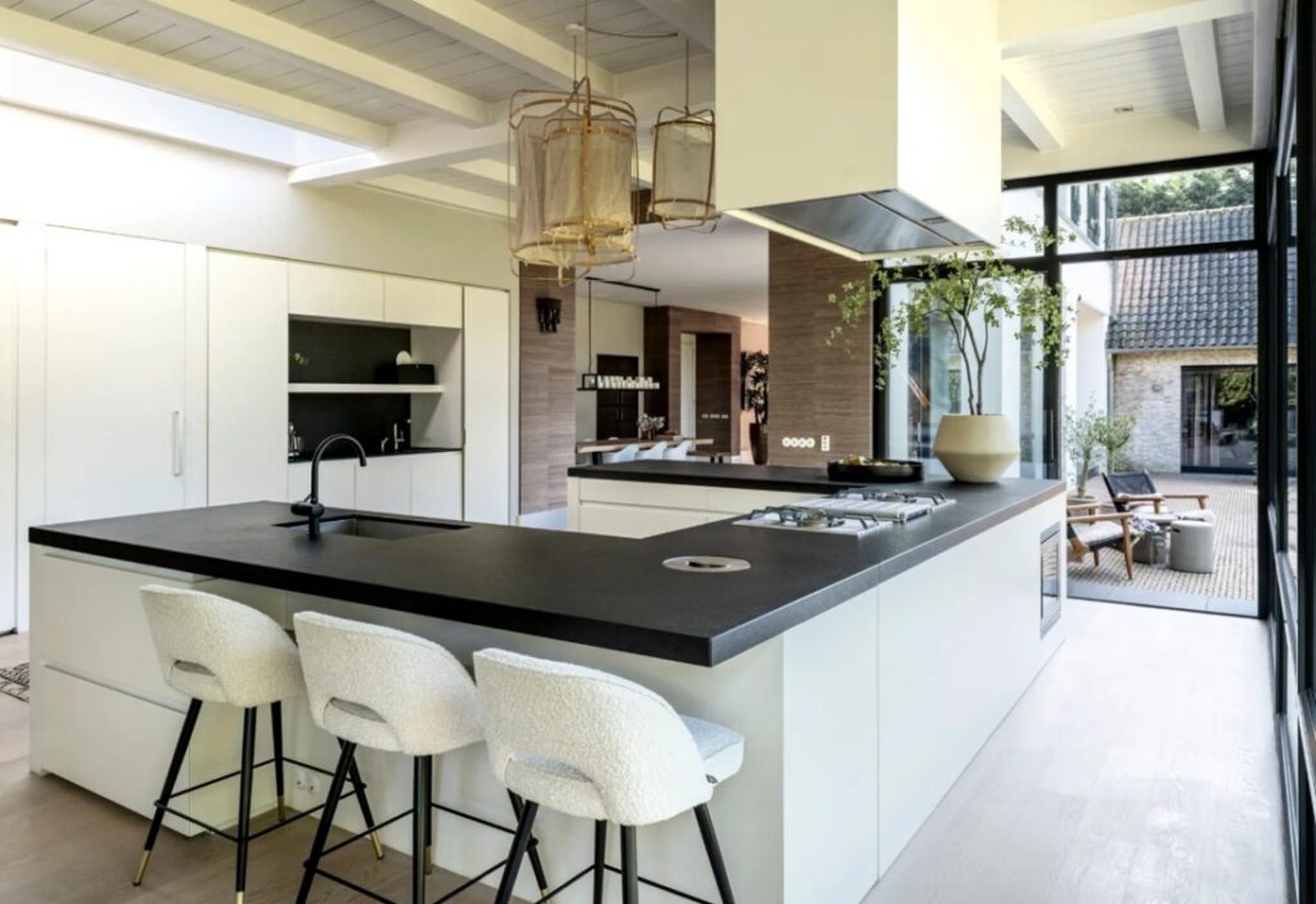 De keuken met uitzicht op de tuin.