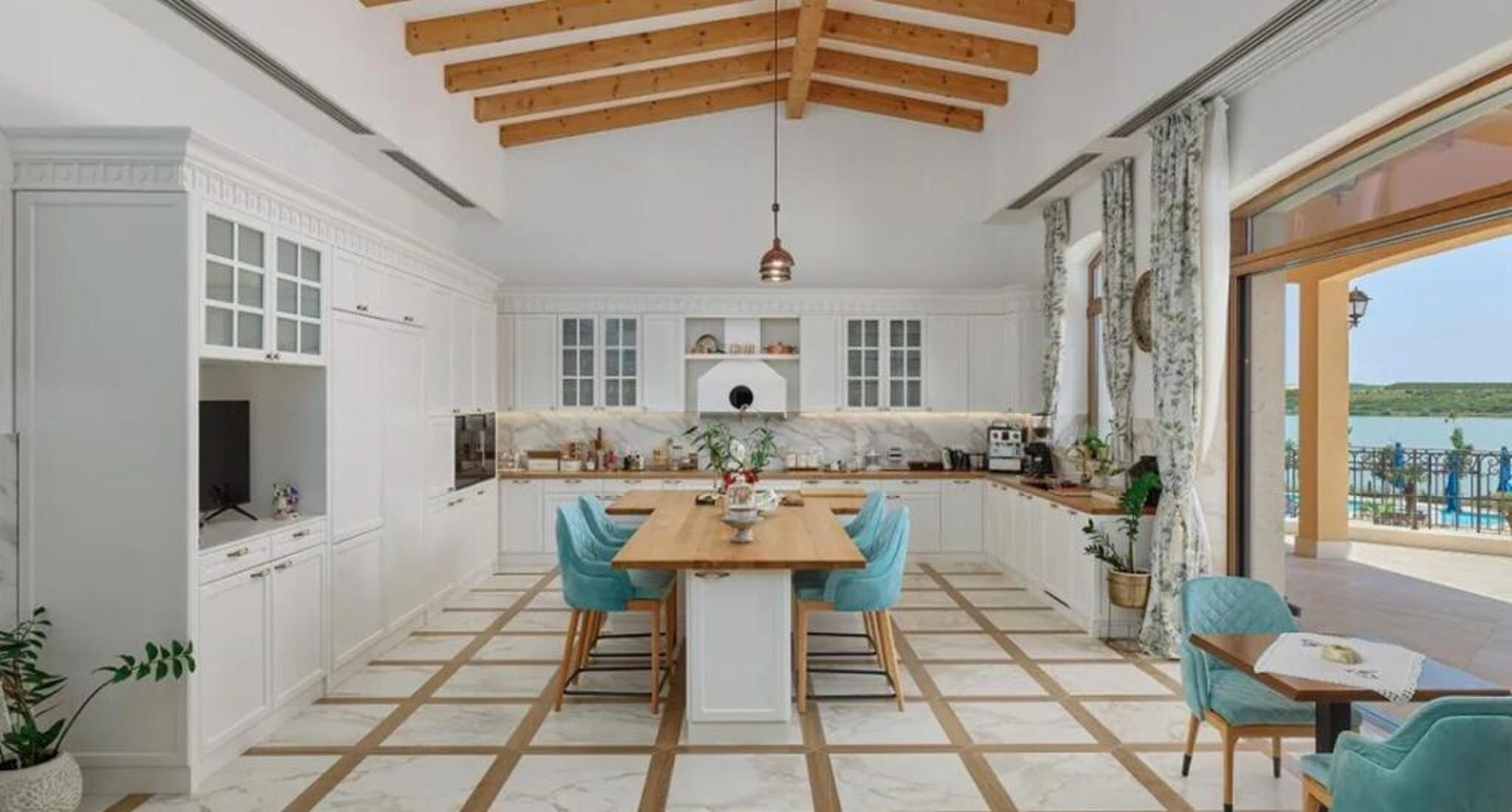 De keuken met uitzicht op de tuin.