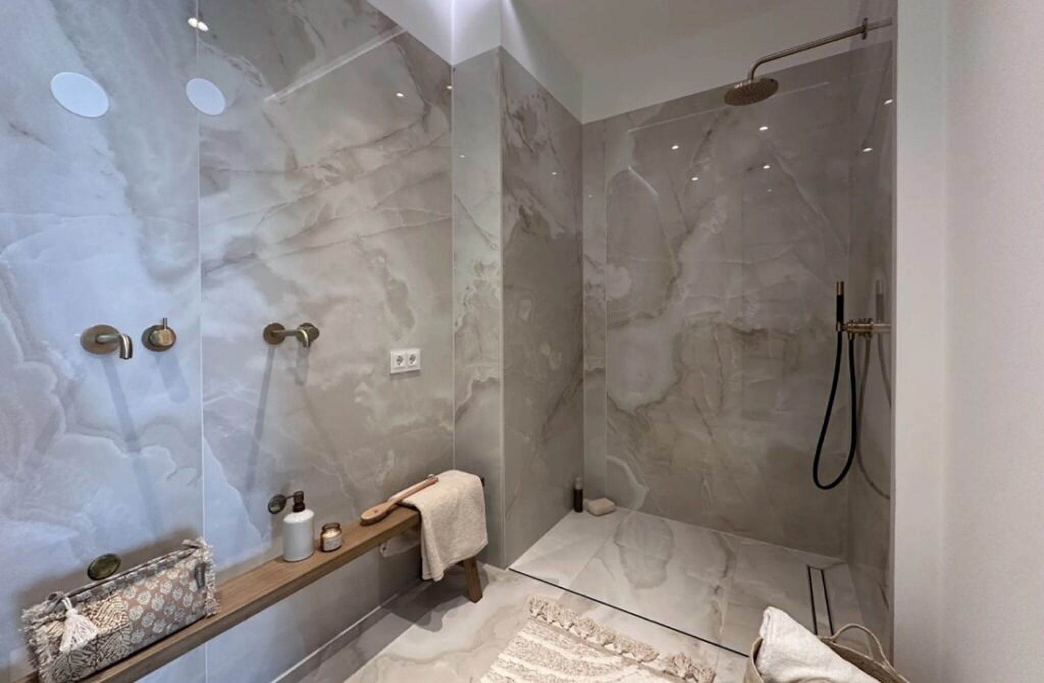 De modern afgewerkte badkamer.