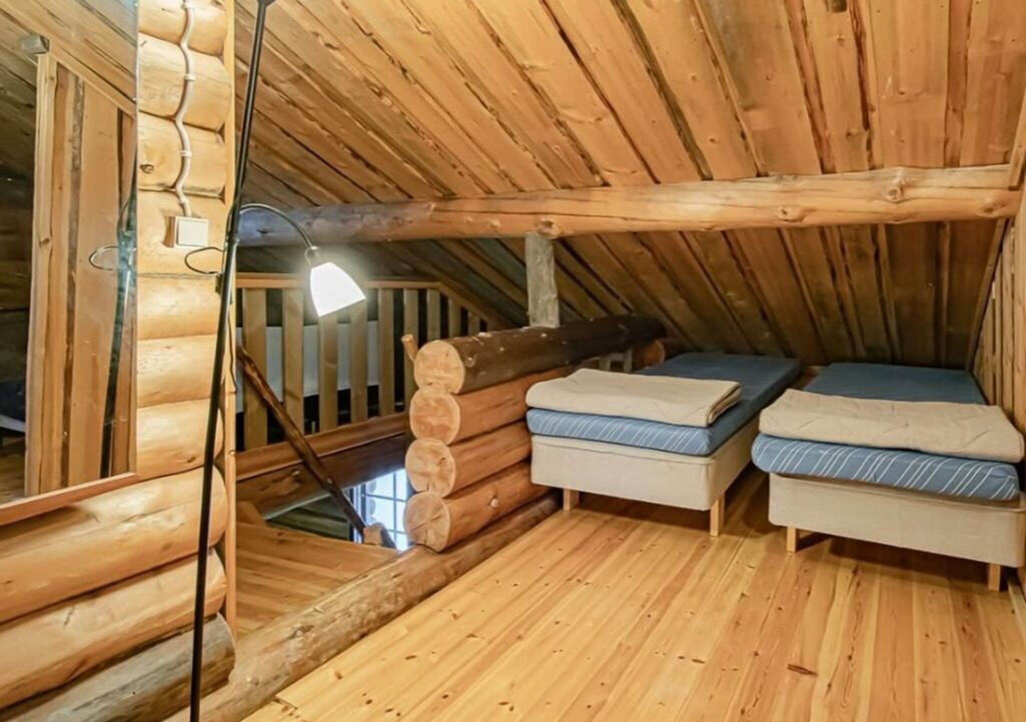 De logeerkamer met twee bedden.