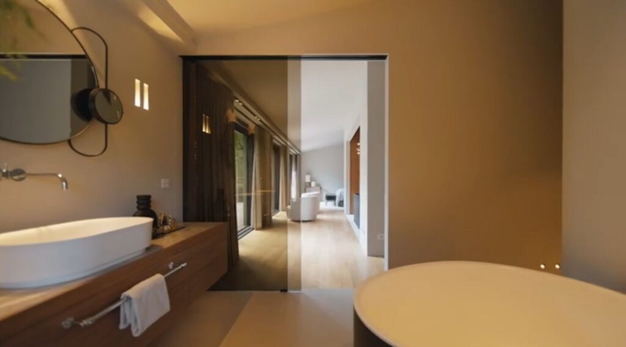 De luxueuze badkamer.