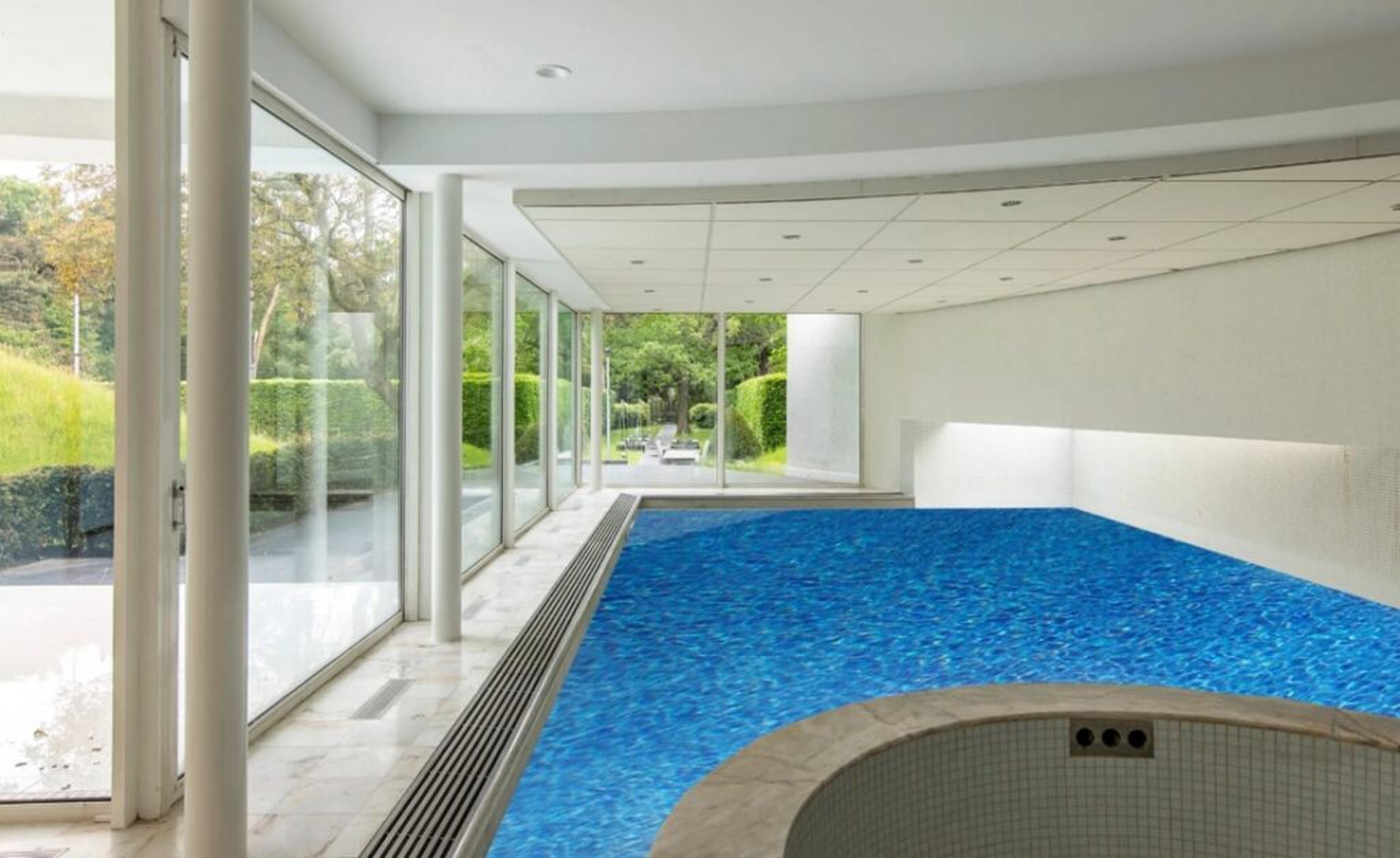 Het verwarmde binnenzwembad.