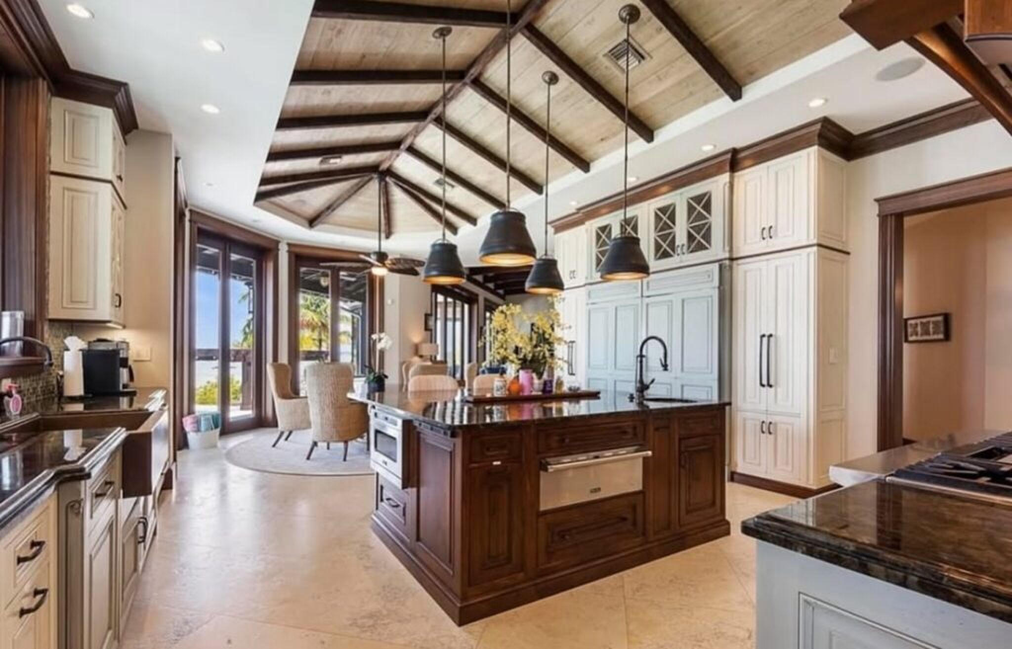 De keuken met verhoogd plafond.