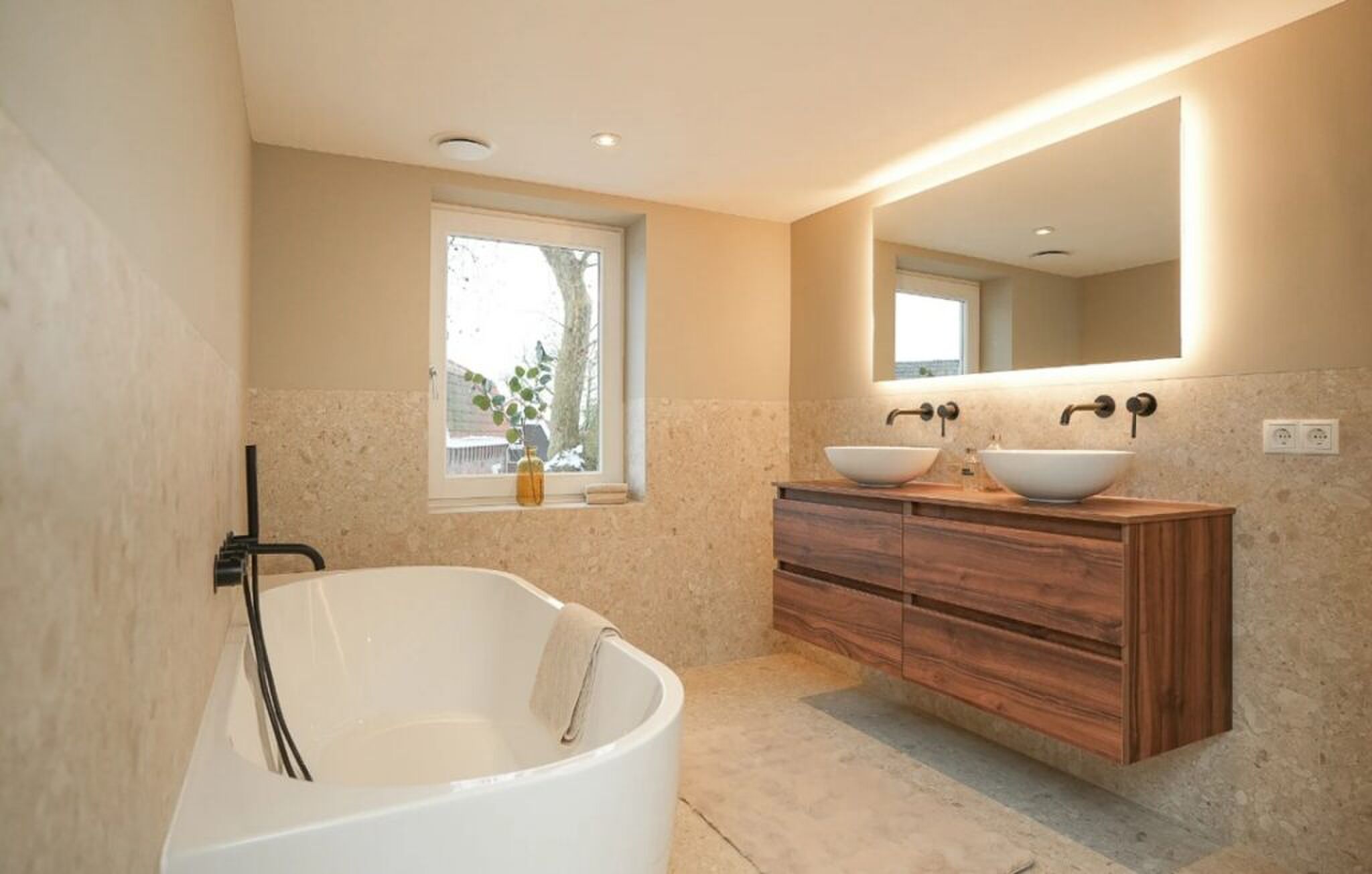 De moderne badkamer met ligbad.