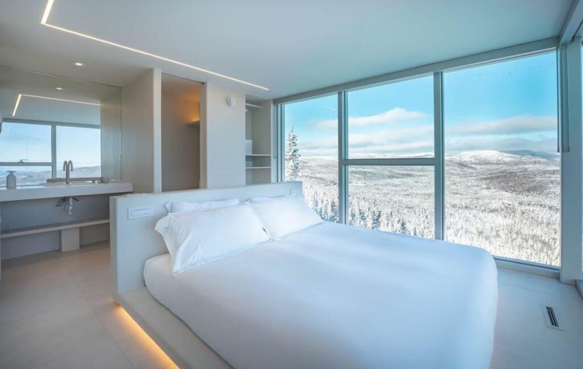 De luxe masterbedroom met en suite badkamer.