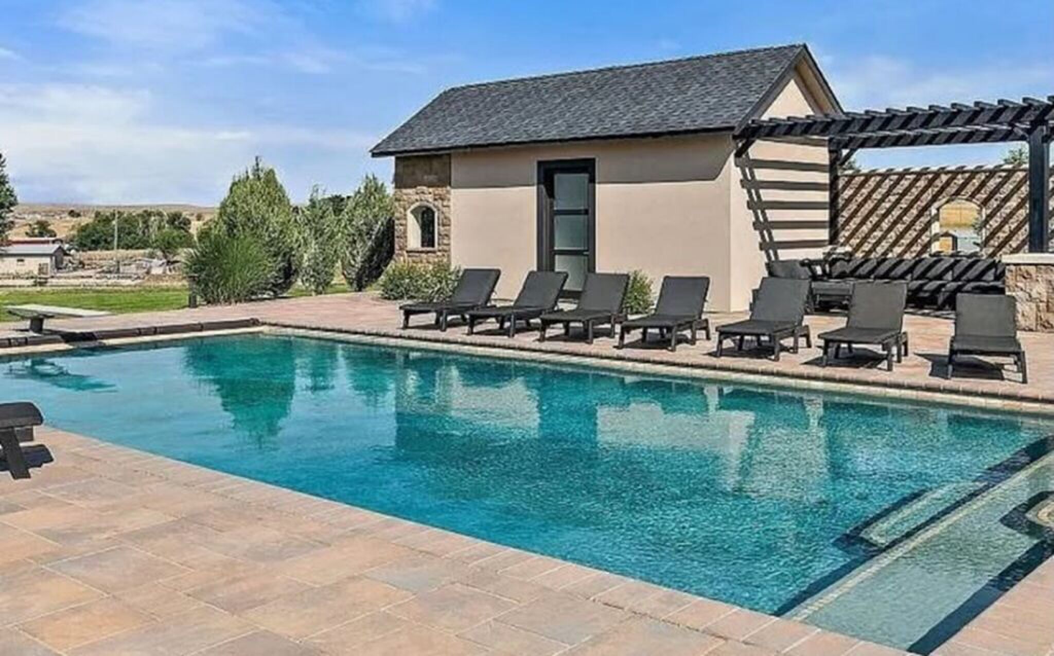 Het royale buitenzwembad.