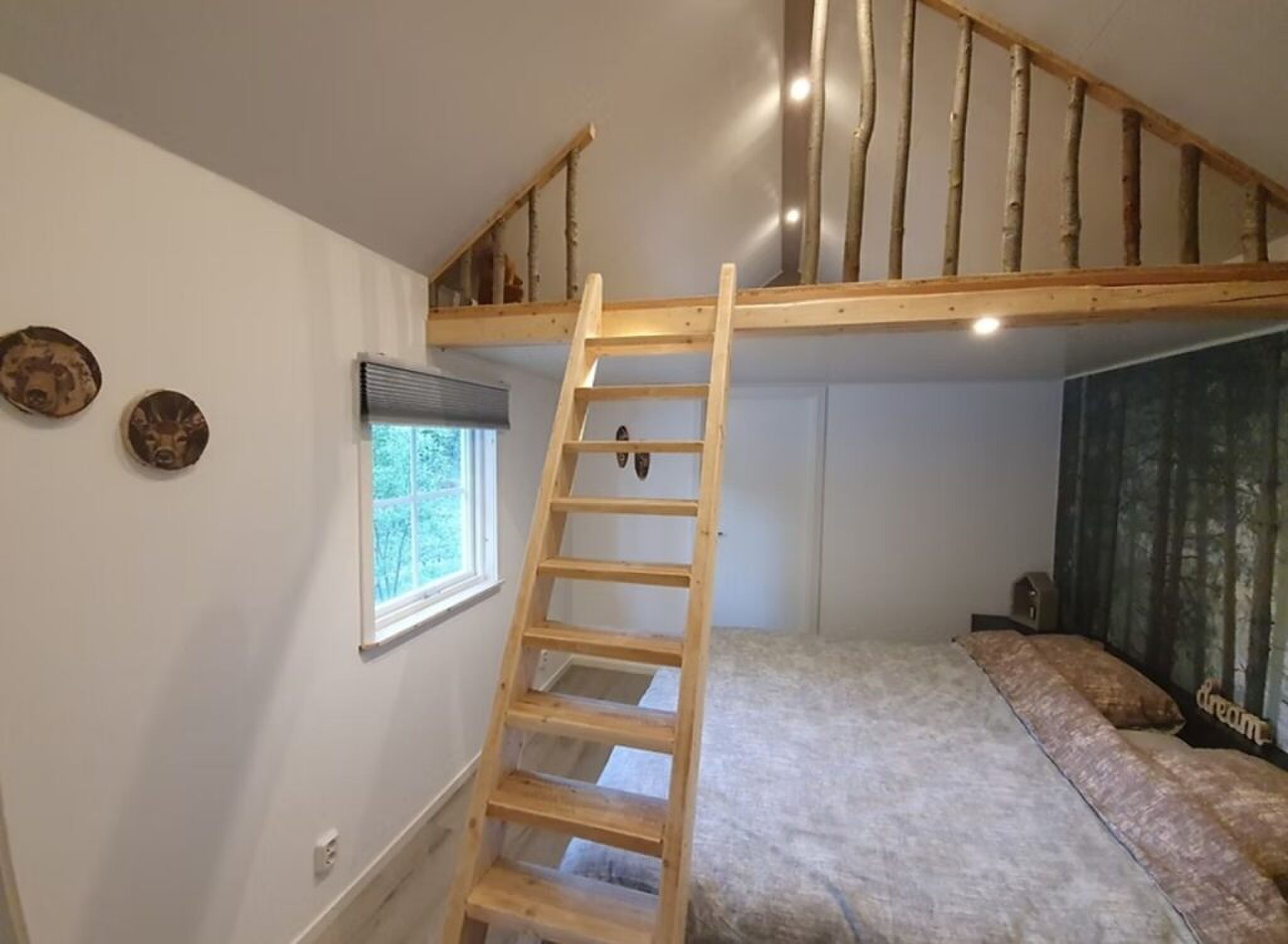 De hoofdslaapkamer en de trap naar de 'verdieping'.