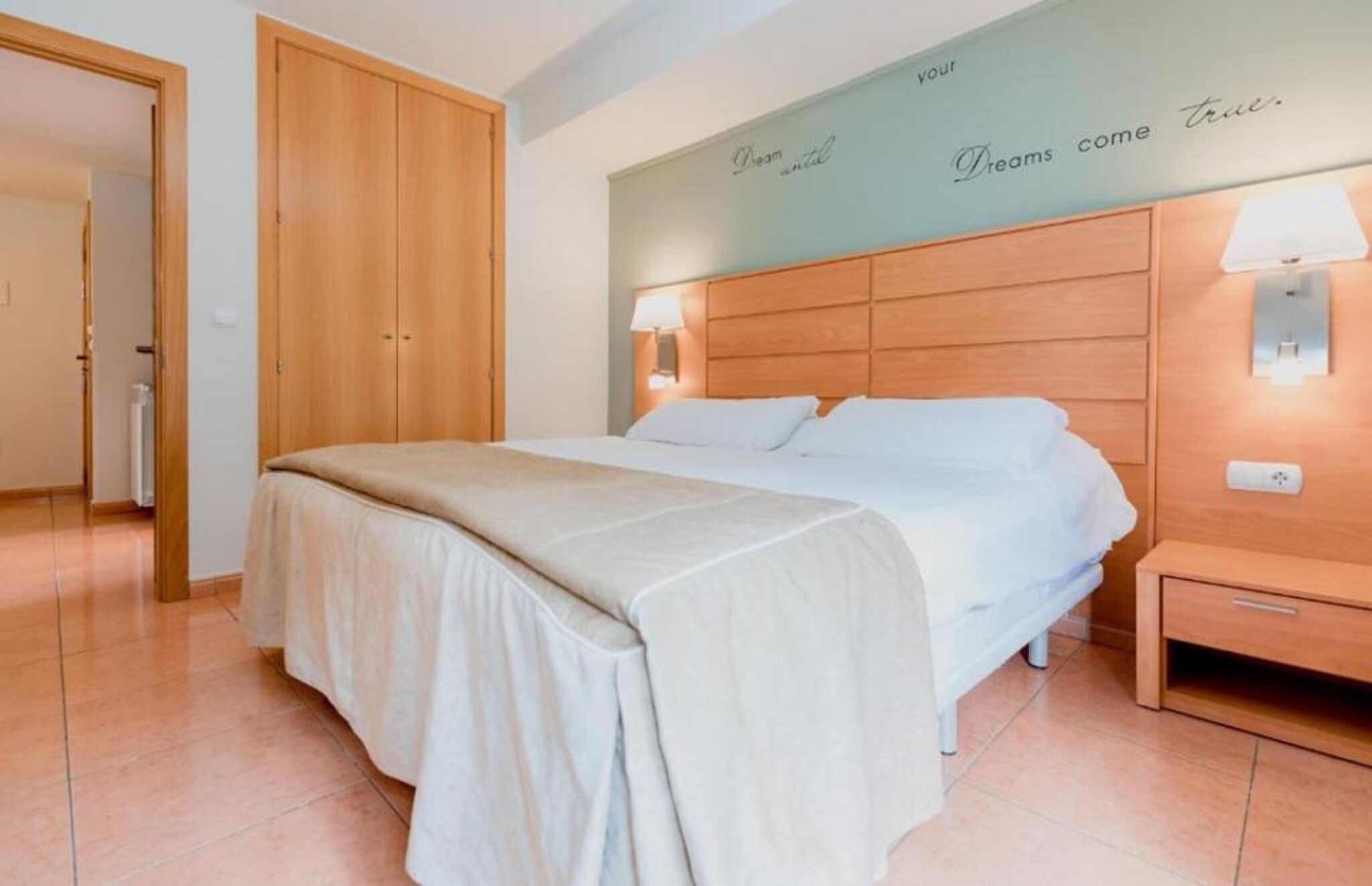 De hoofdslaapkamer met eigen balkon.