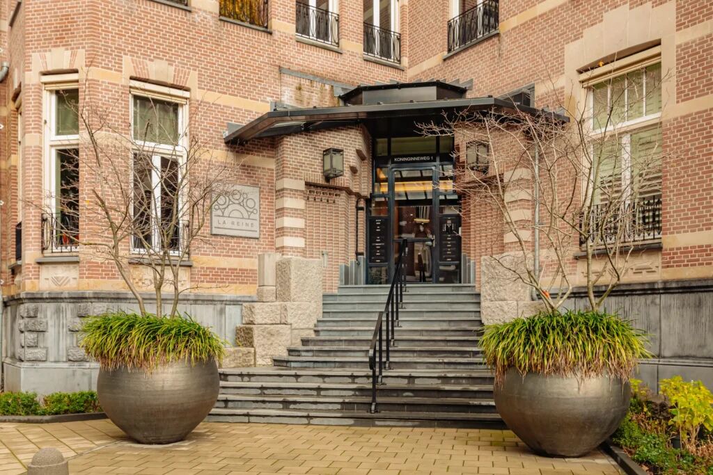 De ingang van het appartementencomplex van het duurste huis op Funda per 2026