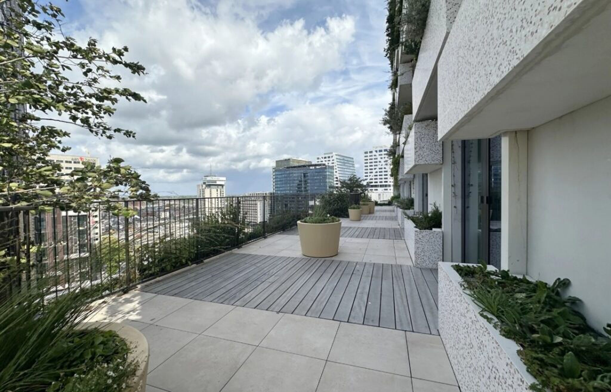 Een van de ruime balkons.