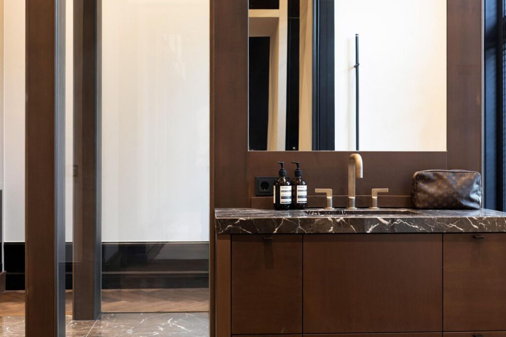 De badkamer met marmeren details.