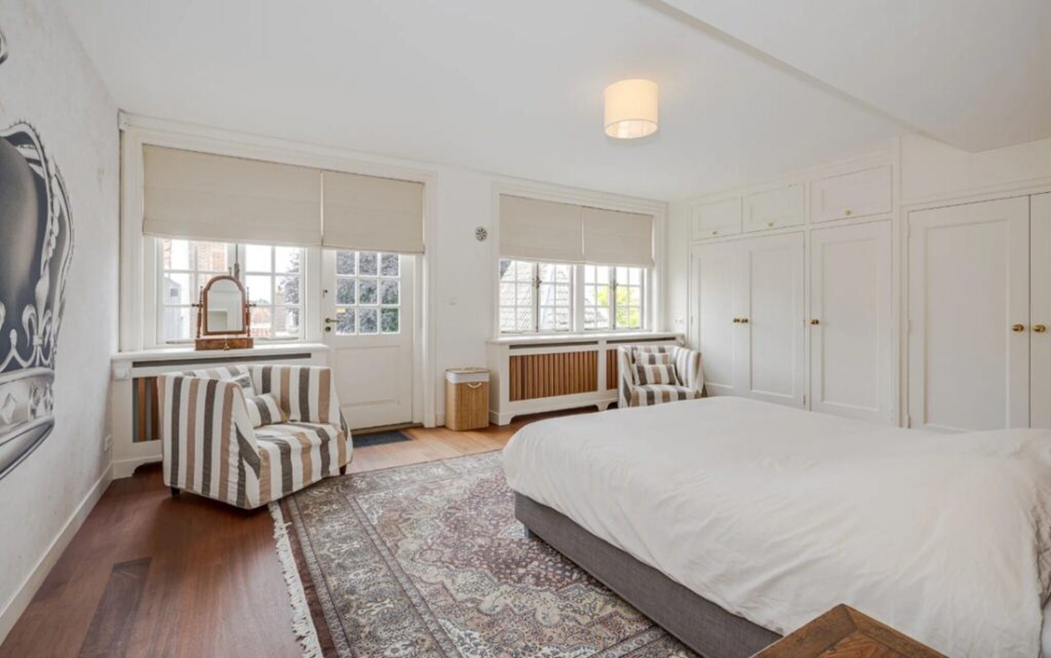 De mastersuite met kingsize bed.