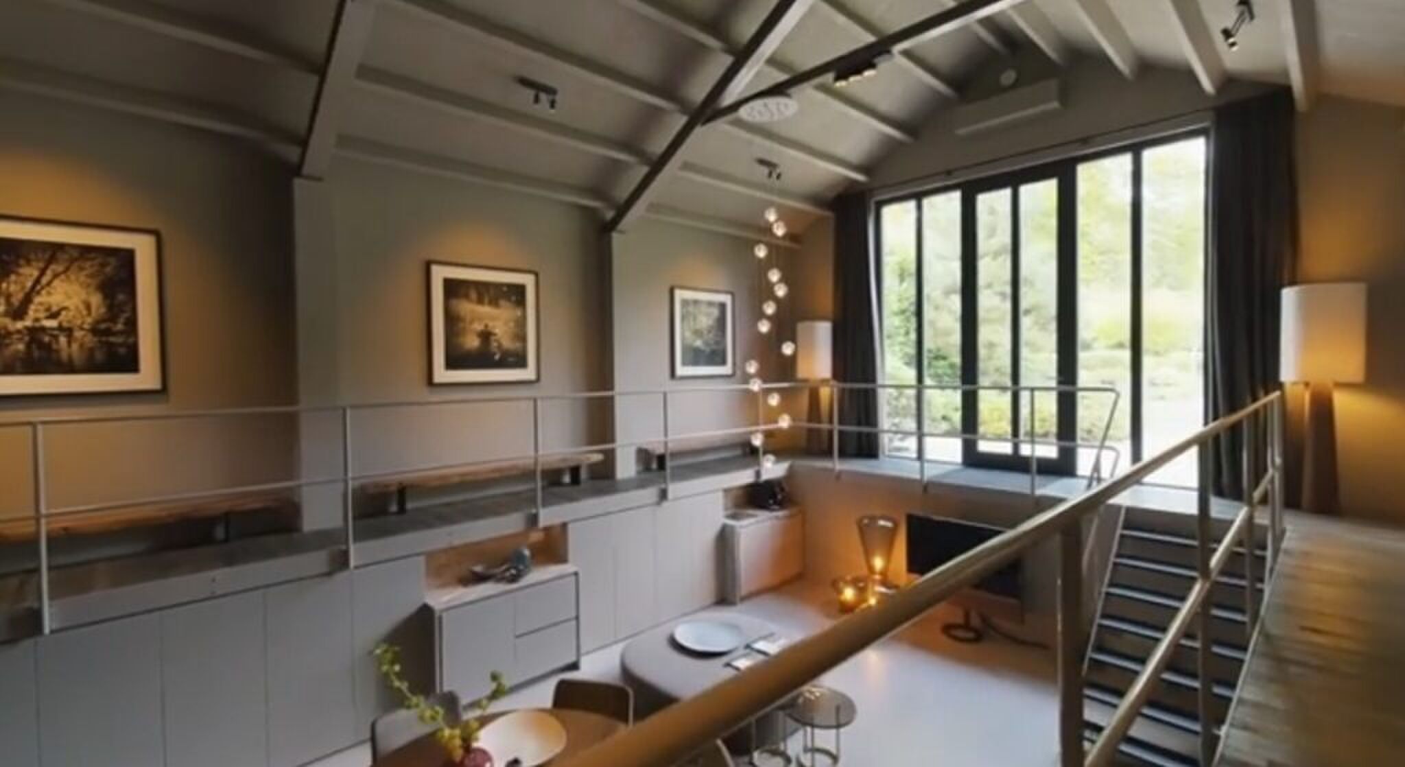 De binnenzijde van het luxe tuinhuisje.