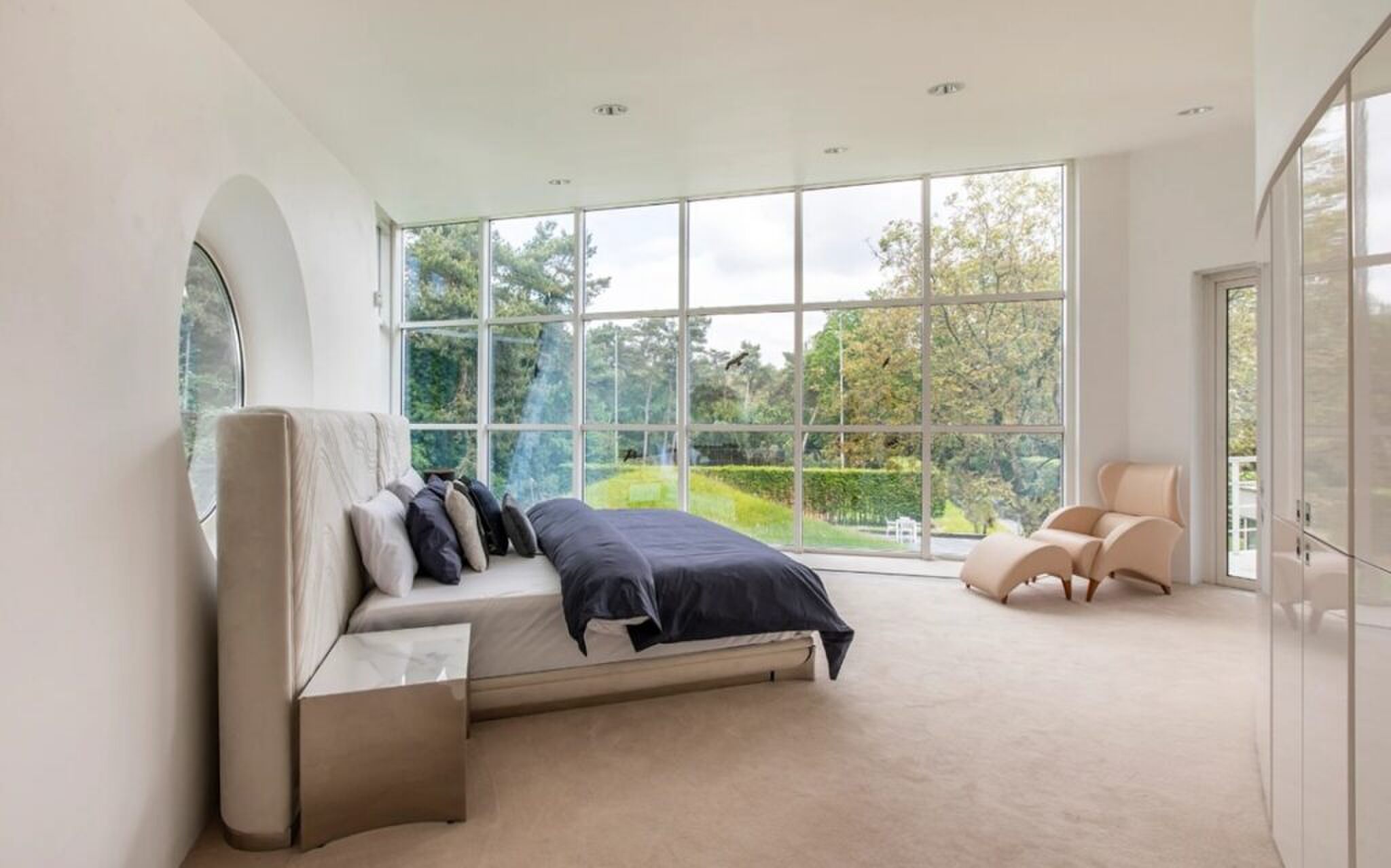 De ruime mastersuite.