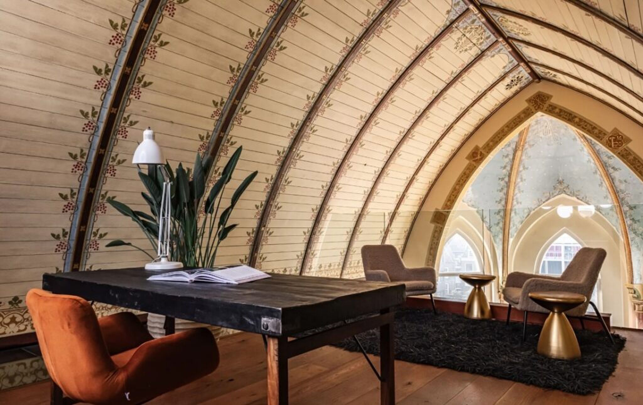 De werkkamer in de nok van het gebouw.