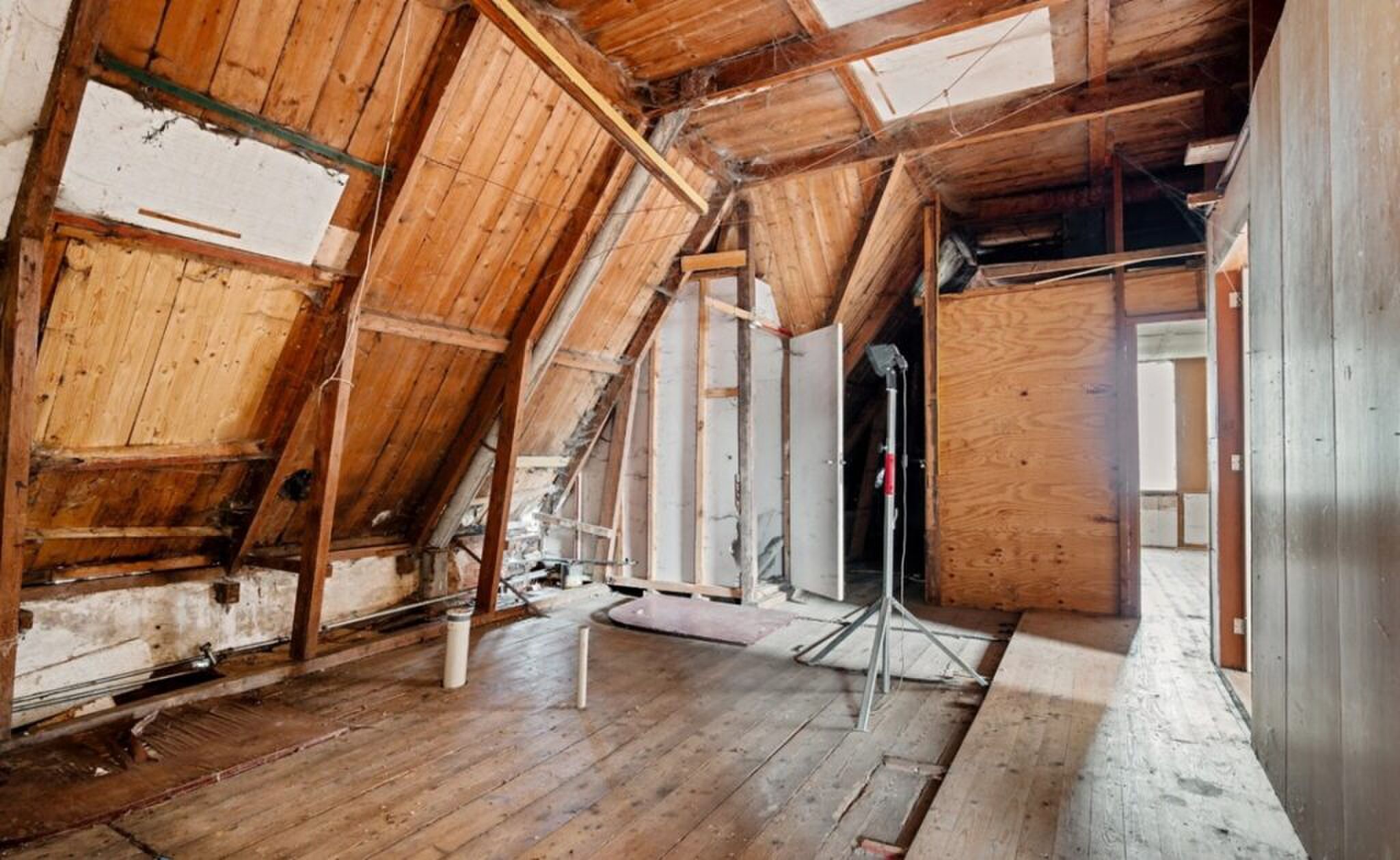 Een kamer op de bovenste woonlaag.