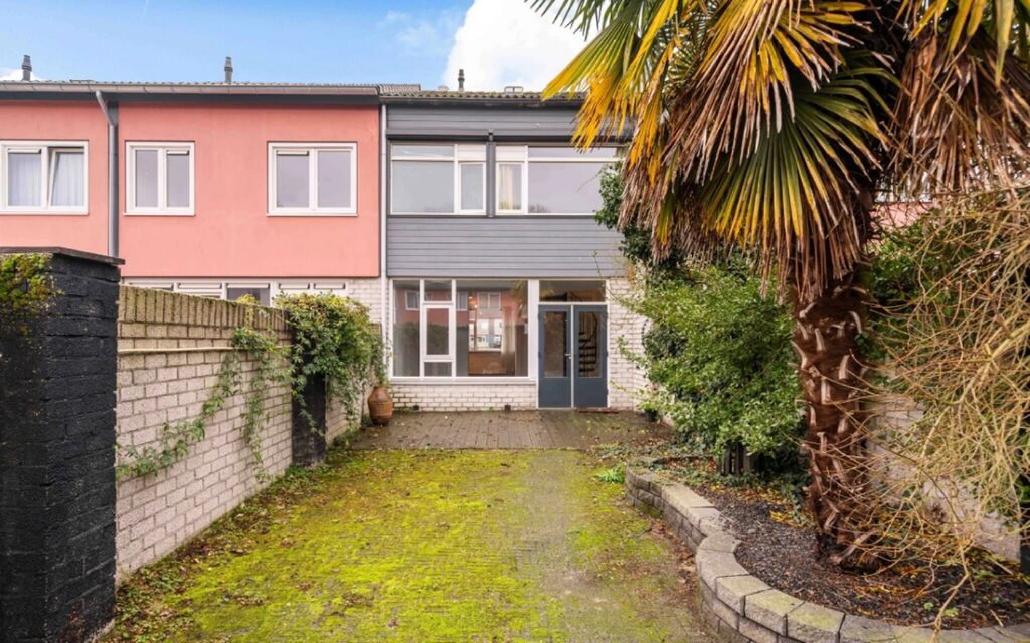 De achterzijde van het te koop staande huis.