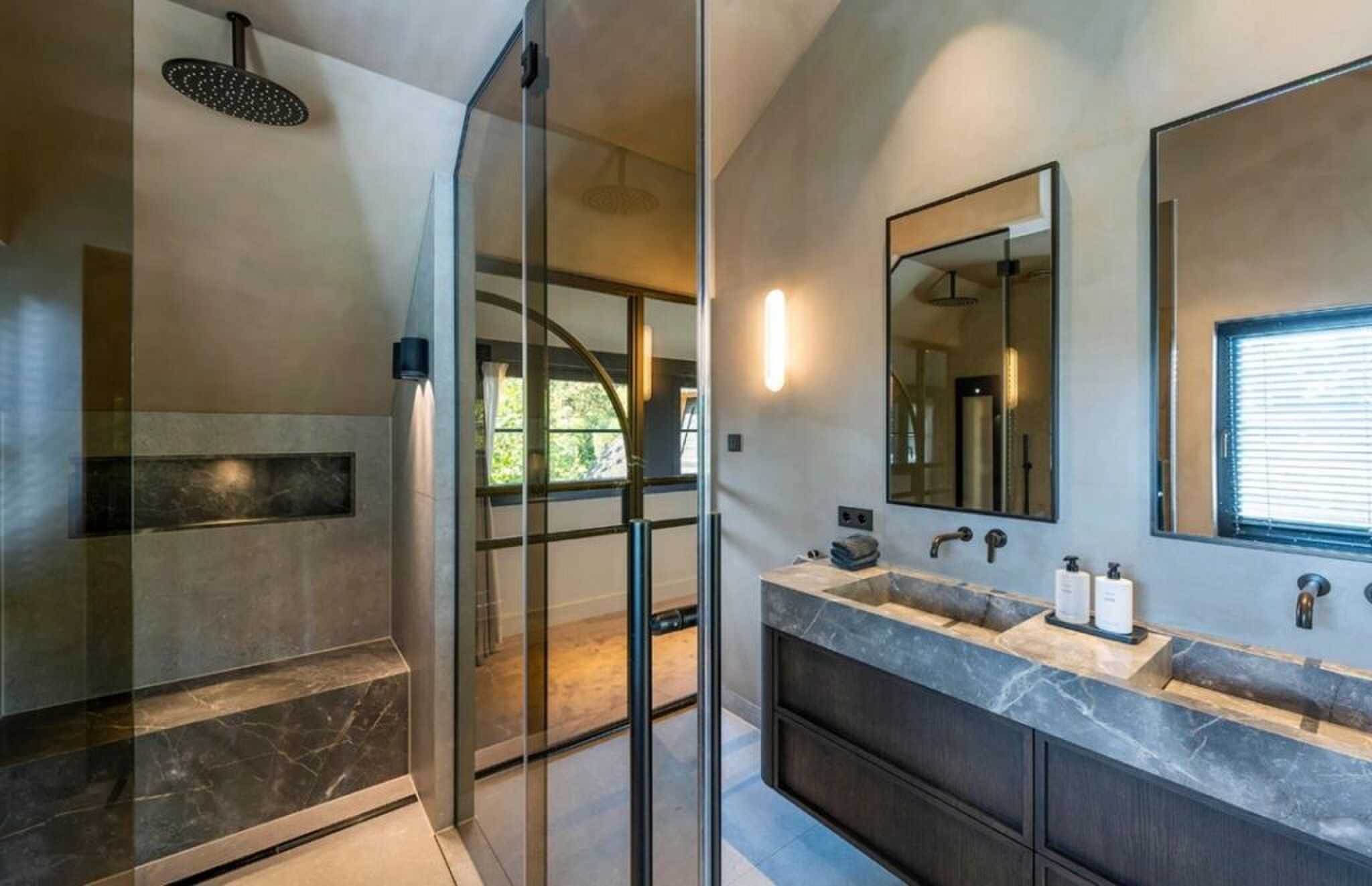 De badkamer met marmeren details.