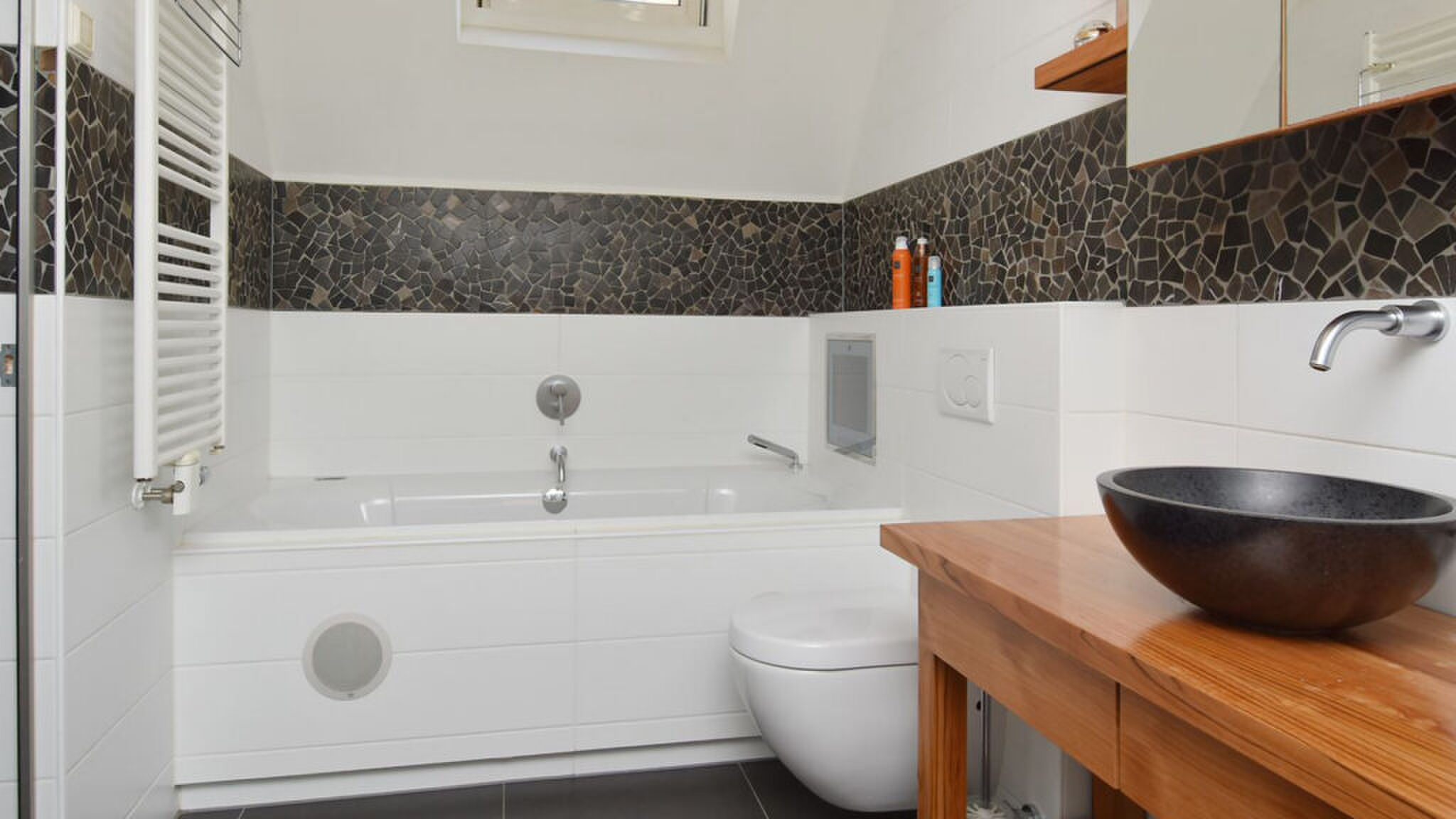 De moderne badkamer op de eerste verdieping.