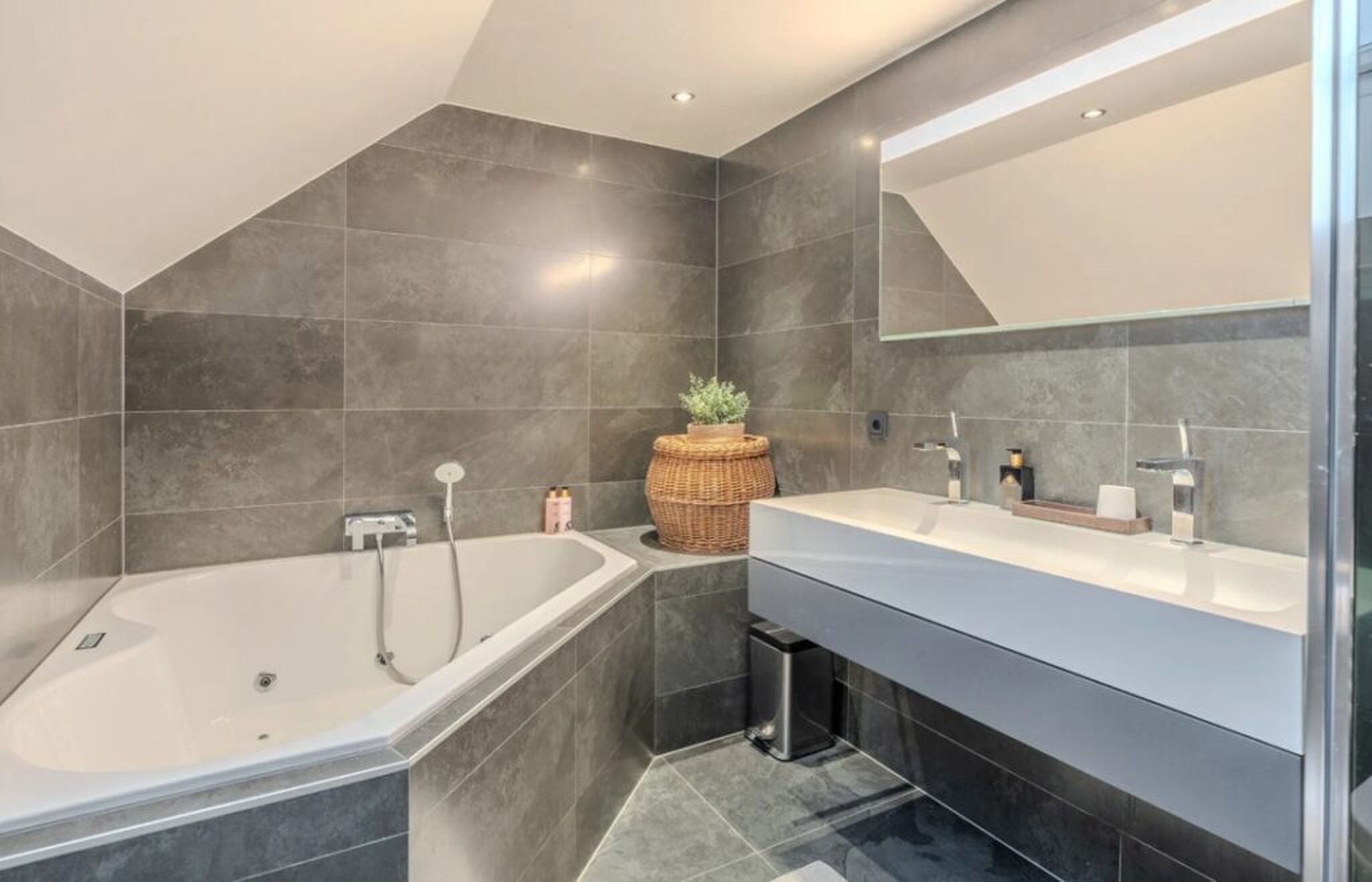 De badkamer met bubbelbad