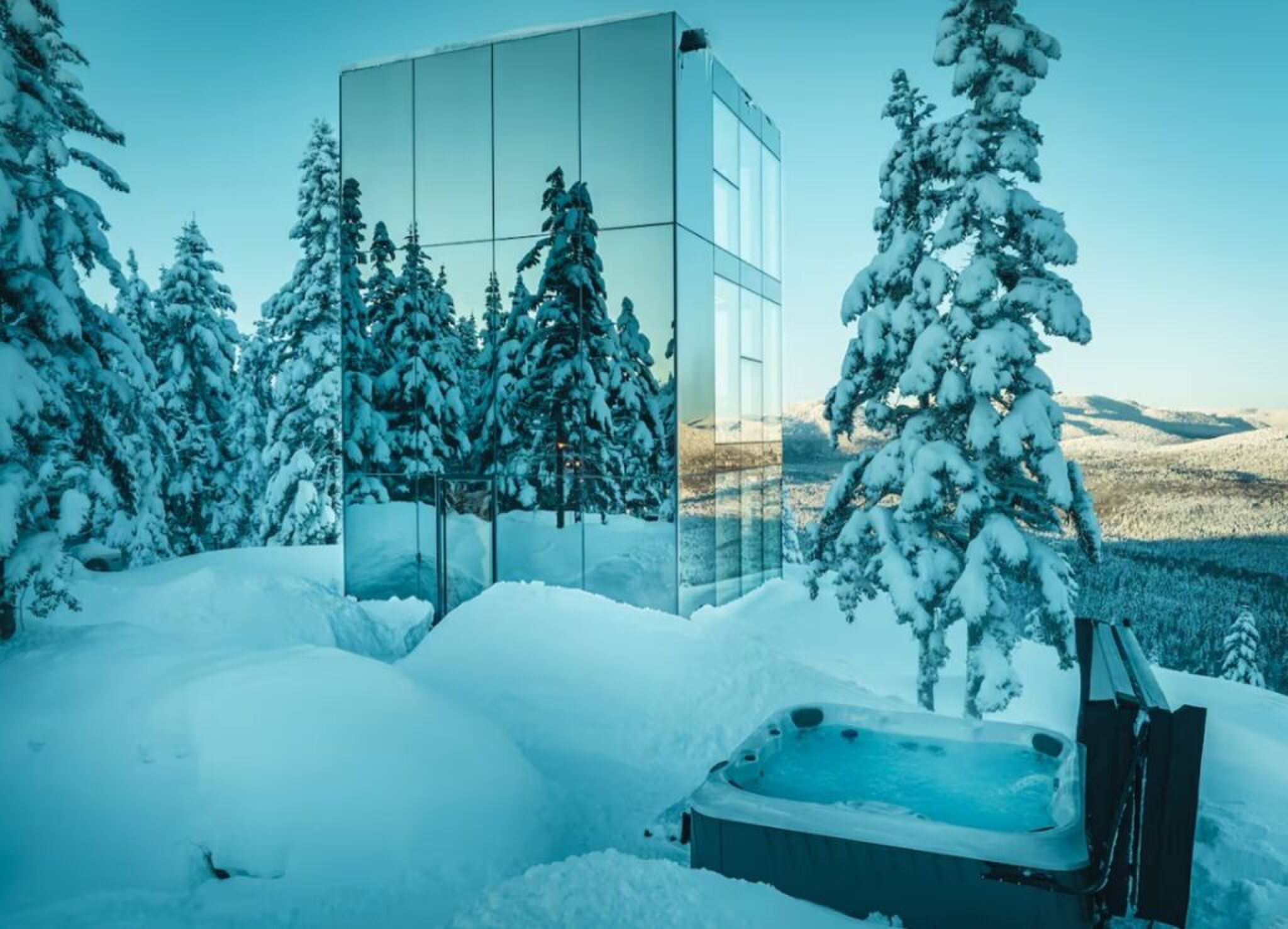 De jacuzzi aan de achterkant van het pand.