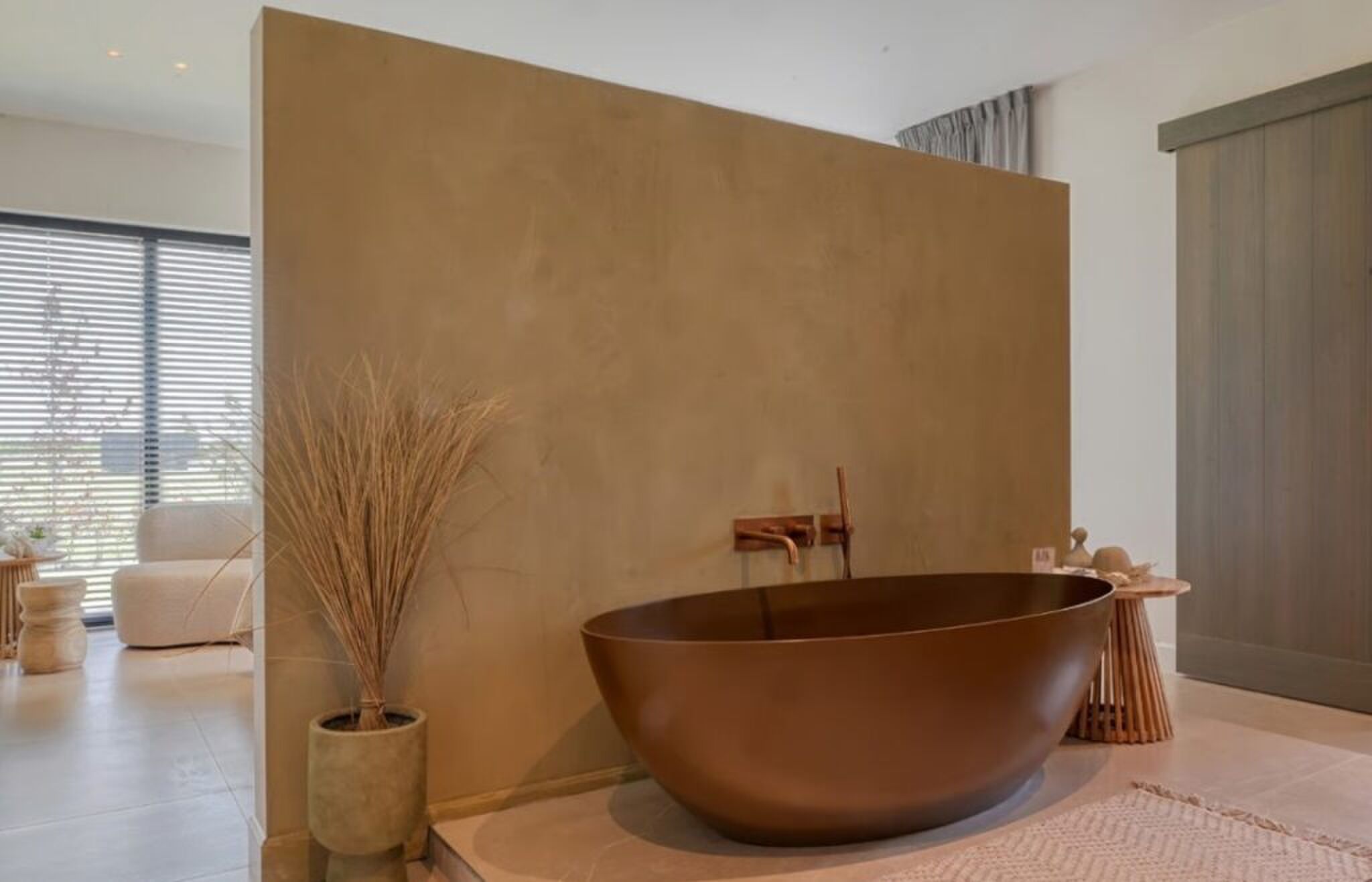 De badkamer met ligbad.