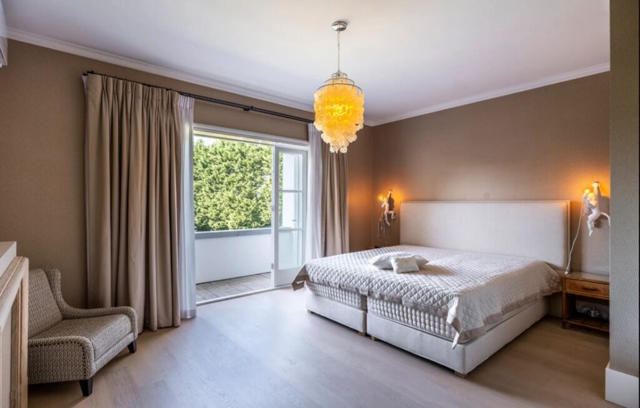 De slaapkamer met balkon.