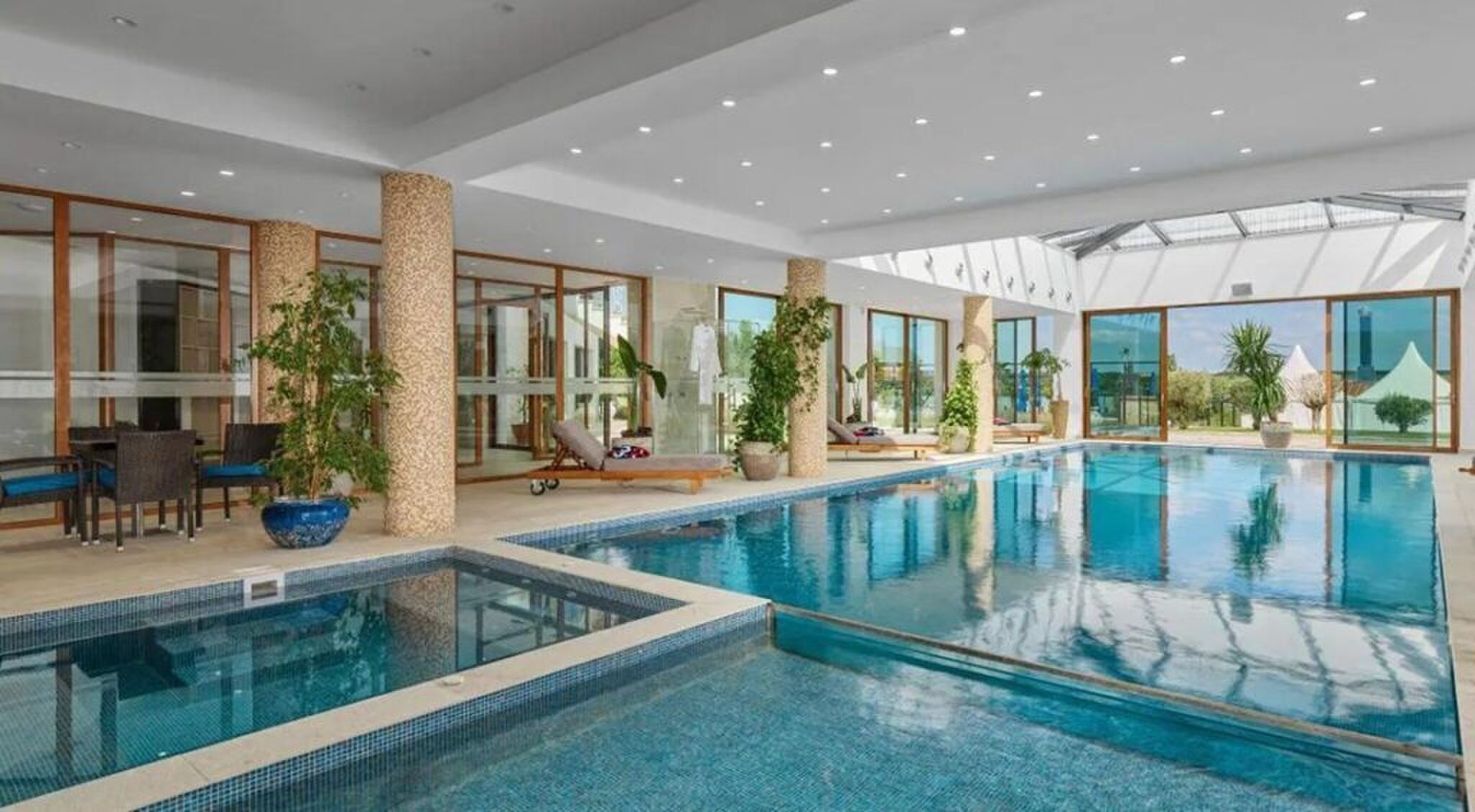 Het enorme binnenzwembad.