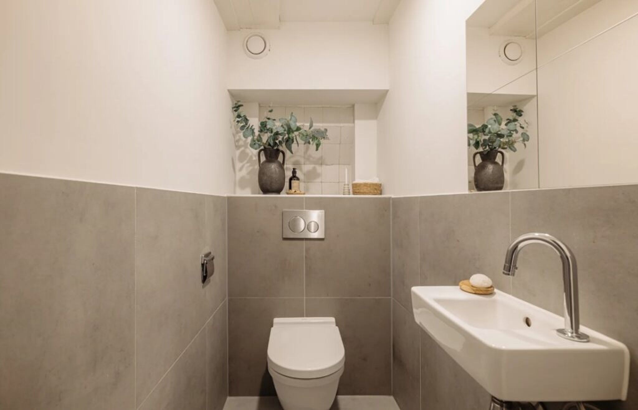 Het moderne toilet in de badkamer.