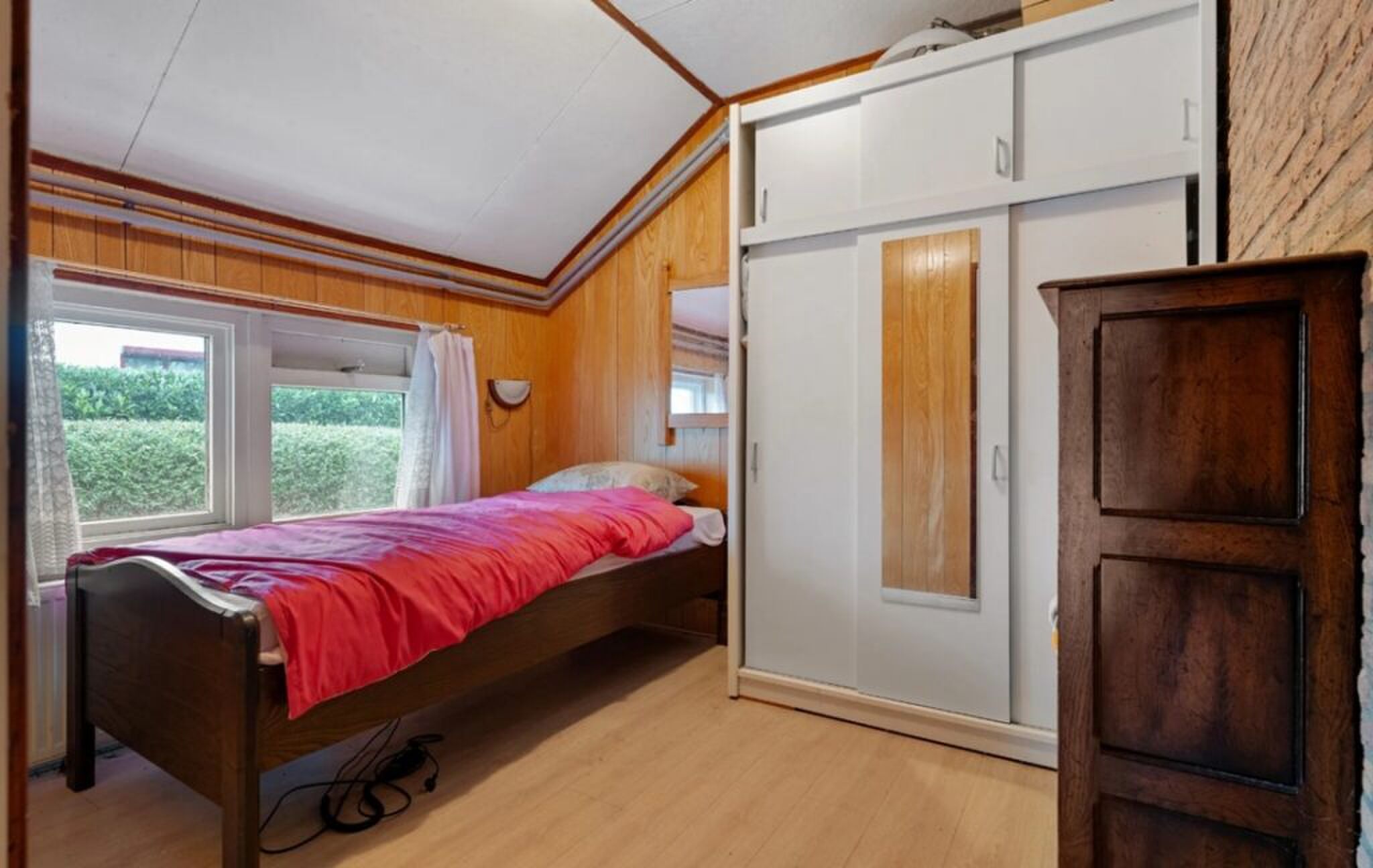 Een van de slaapkamers op de begane grond.