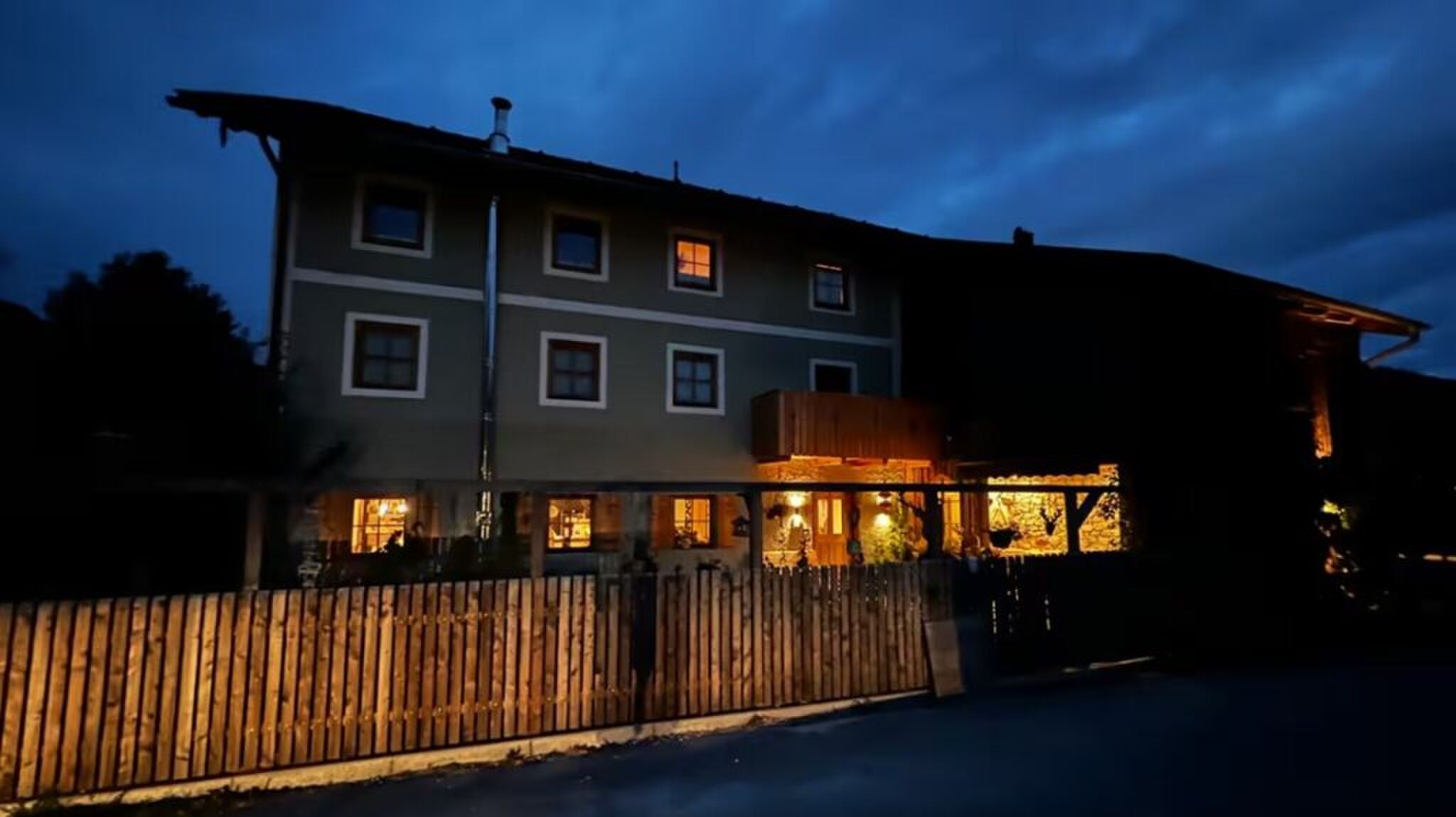 De buitenzijde van de vakantiewoning in het donker.