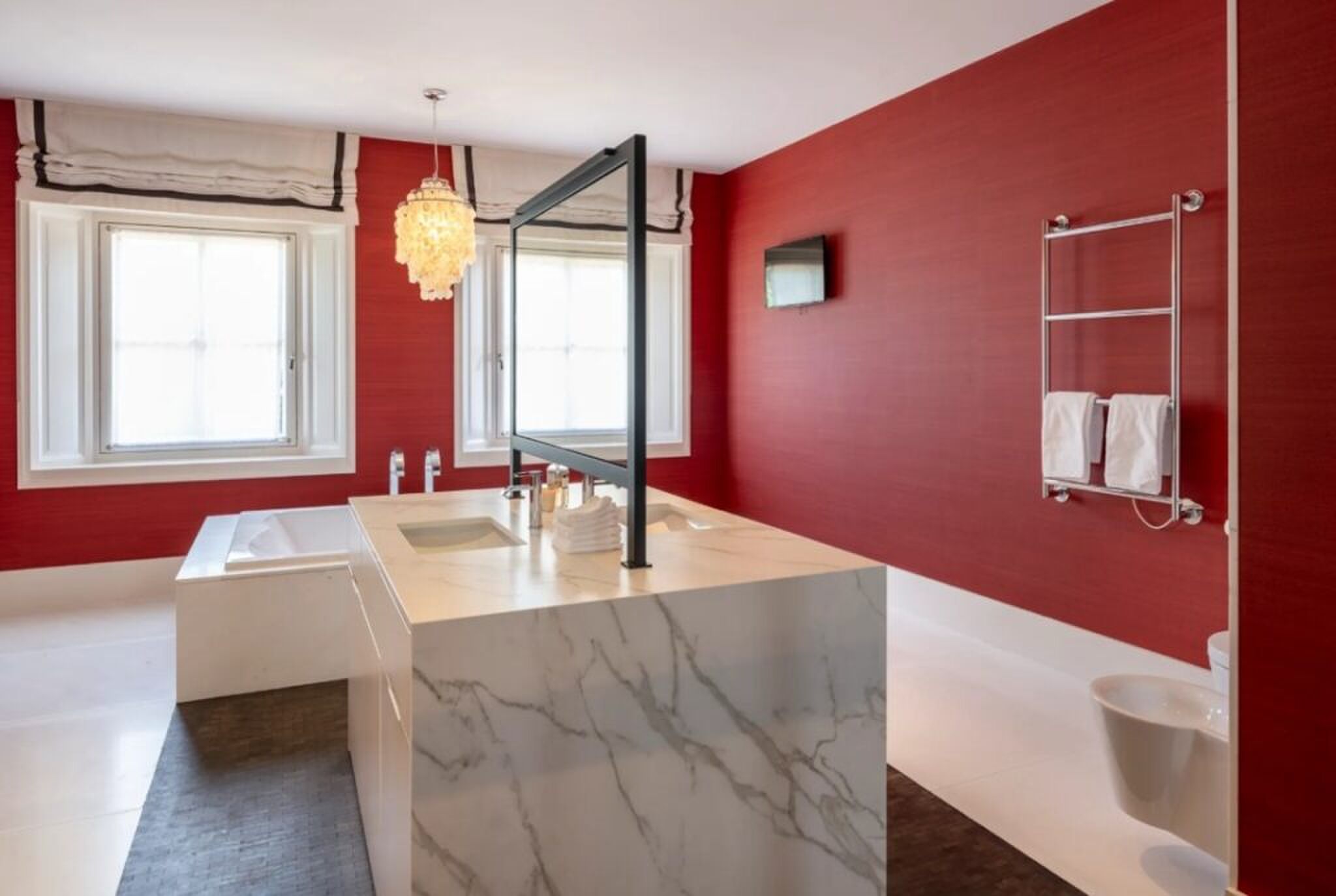 De en suite badkamer.