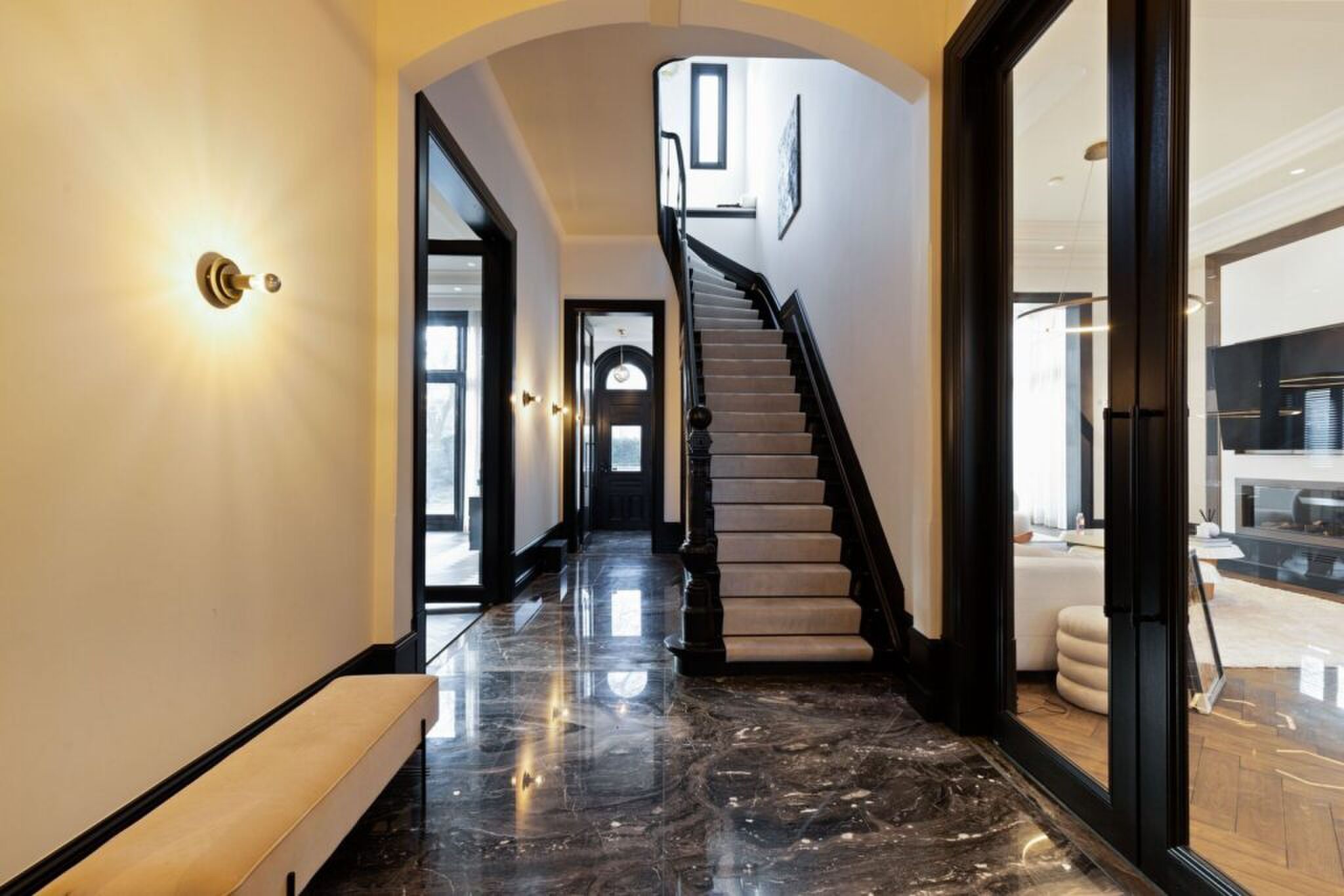 De ontvangsthal met marmeren vloer.
