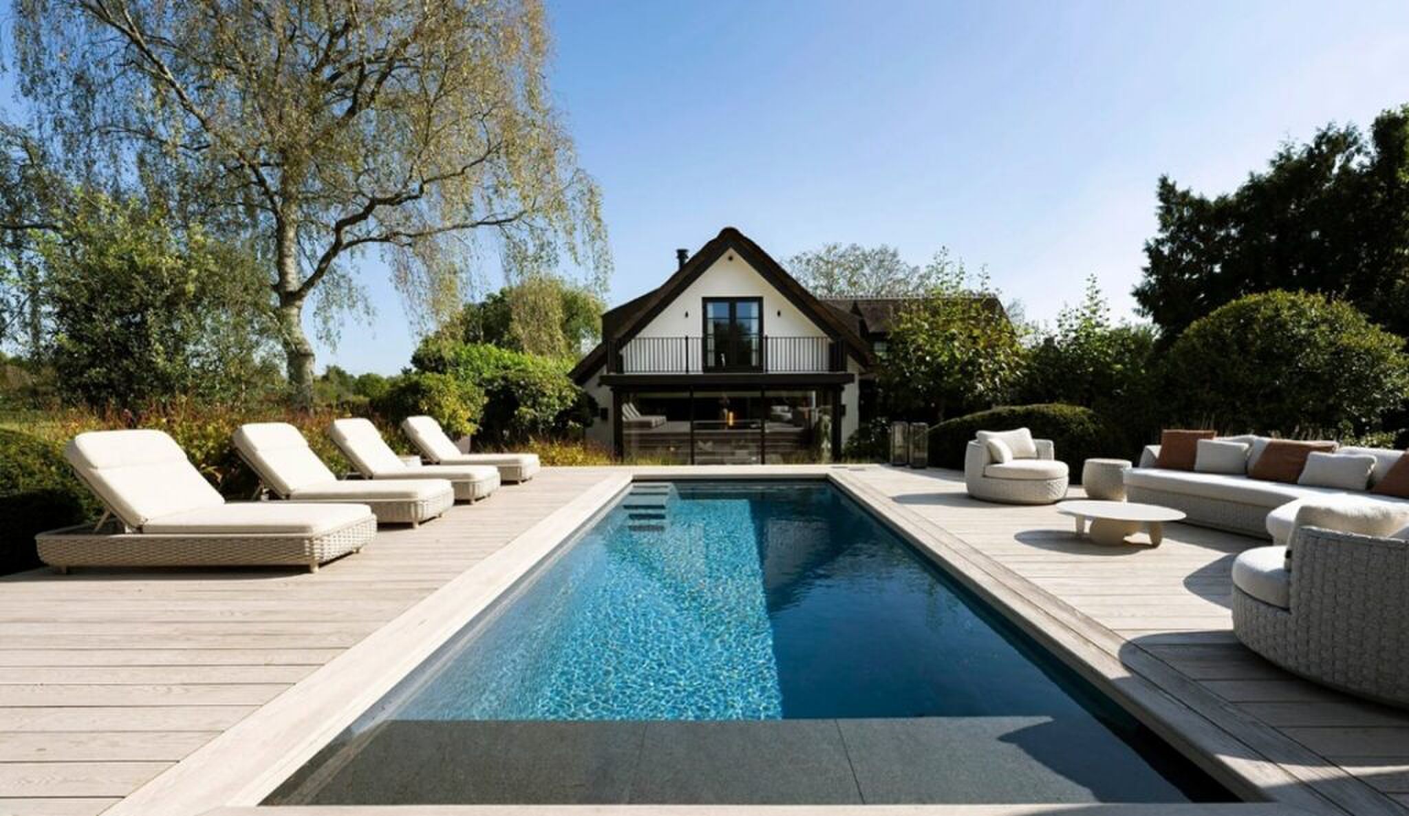 Het zwembad bij de villa op Funda.