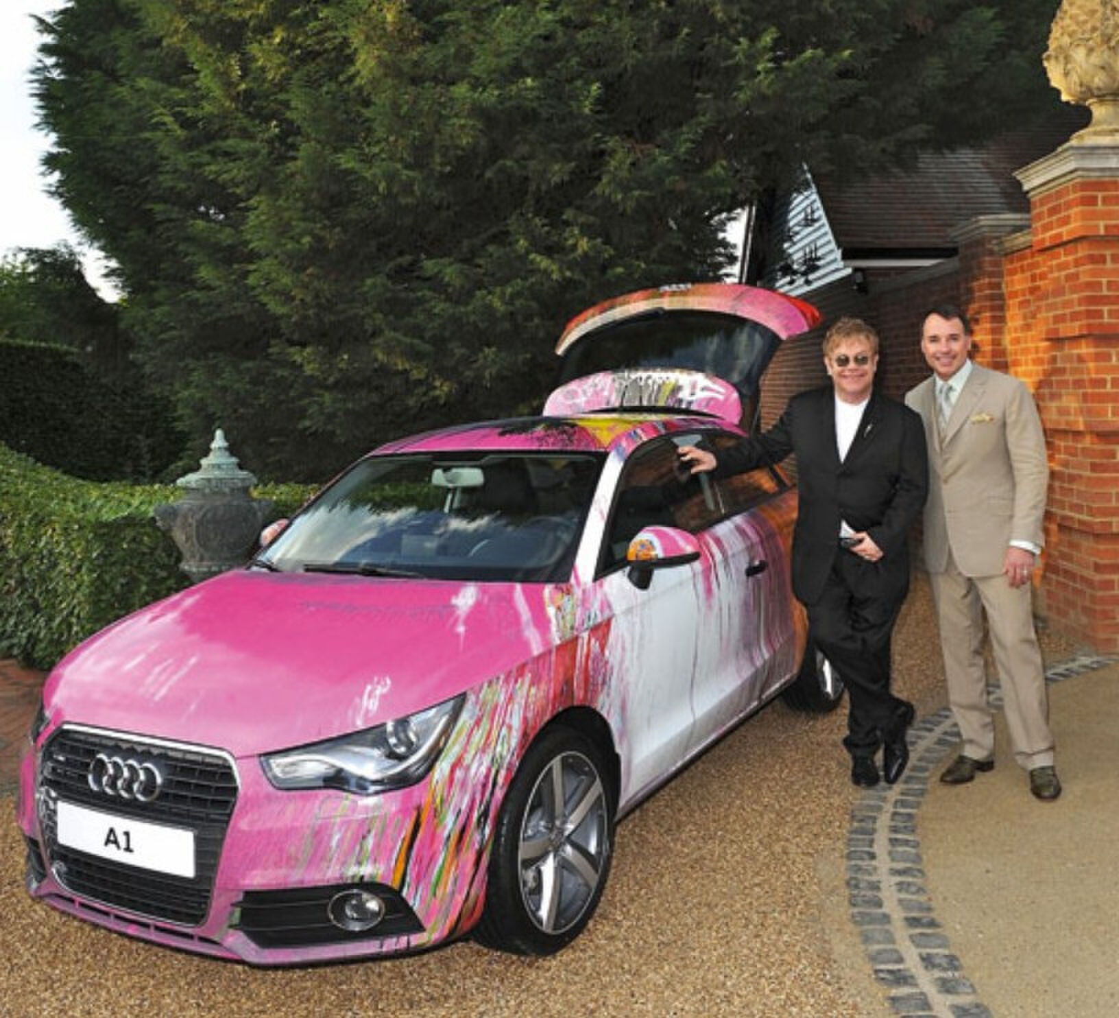 Audi A1 Art Car met Elthon John ernaast