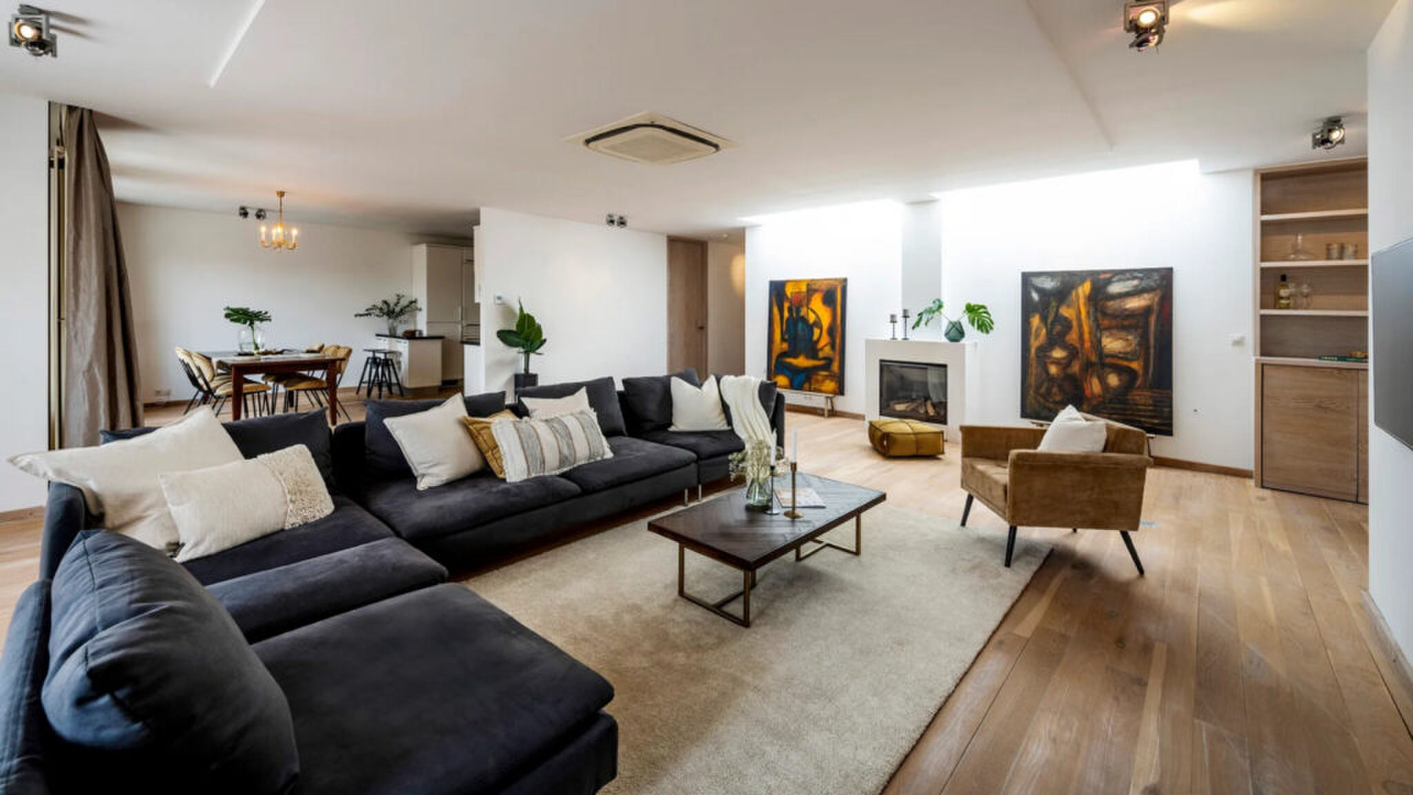 De woonkamer van het nieuwe appartement die Andr&eacute; van Duin gekocht heeft