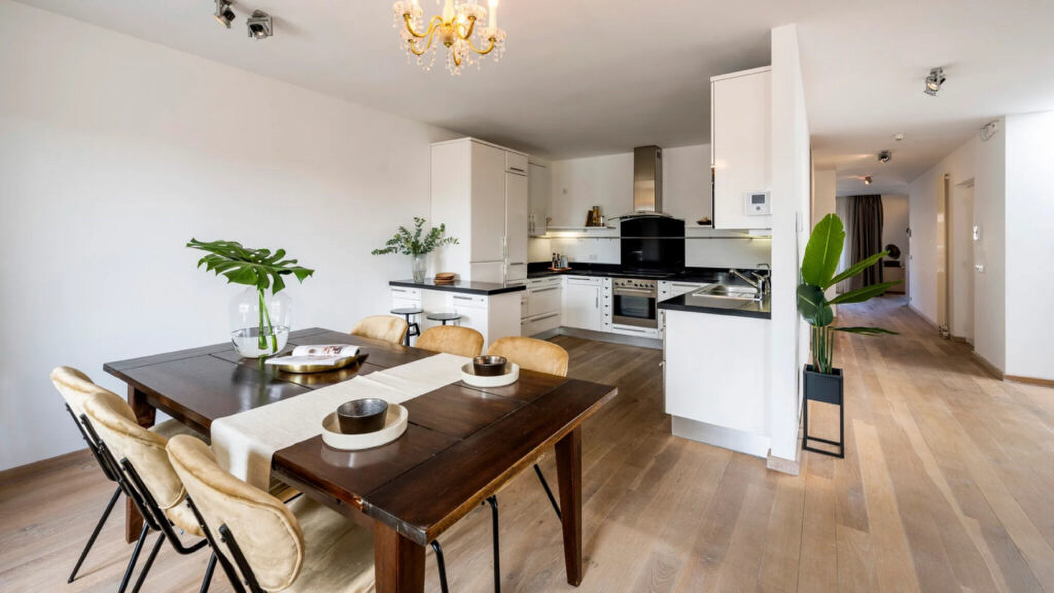 De keuken van het nieuwe appartement die Andr&eacute; van Duin gekocht heeft