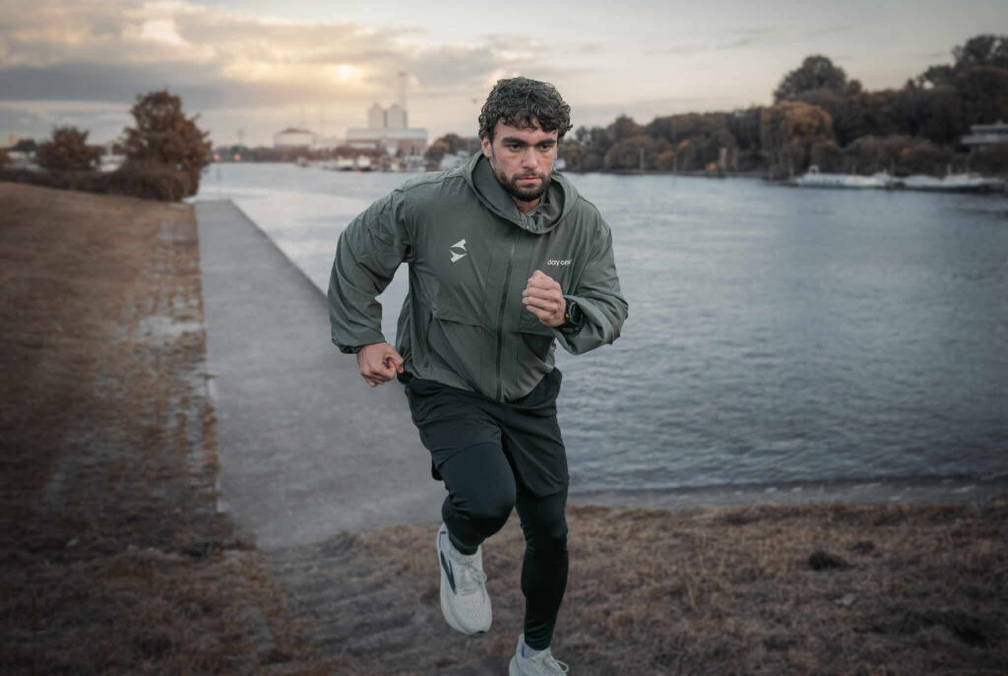 Een man die fanatiek aan het hardlopen is