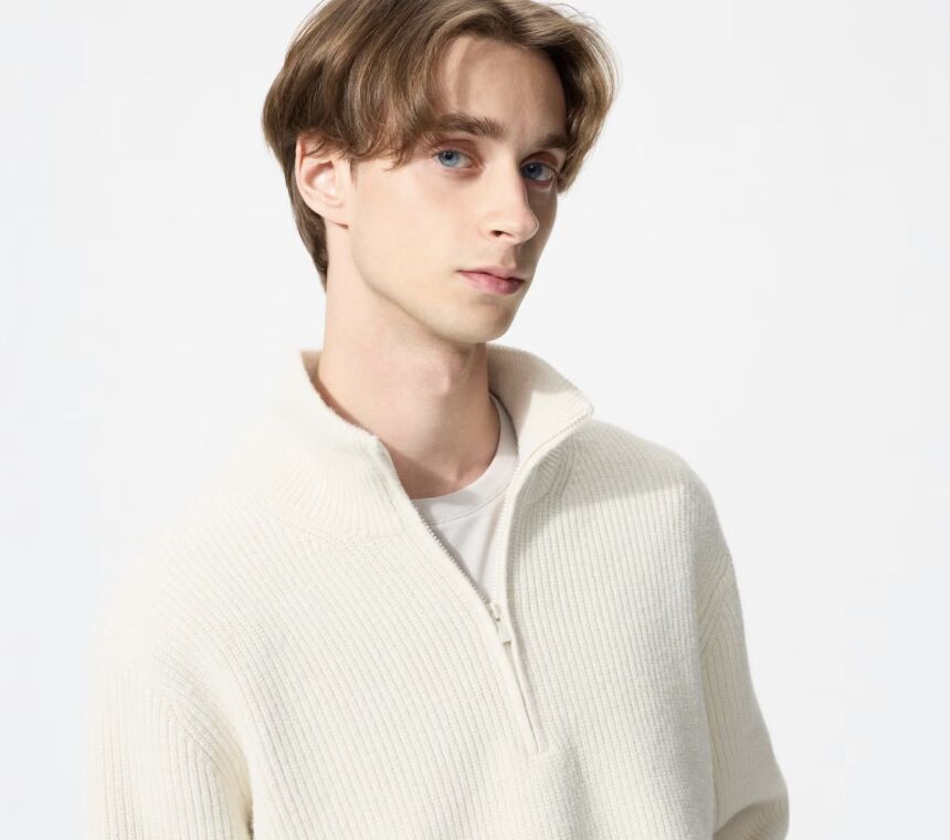 De UNIQLO quarter zip-trui in het wit