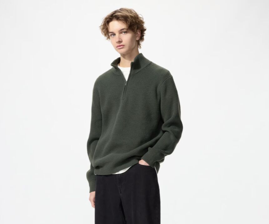 De UNIQLO quarter zip-trui in het groen