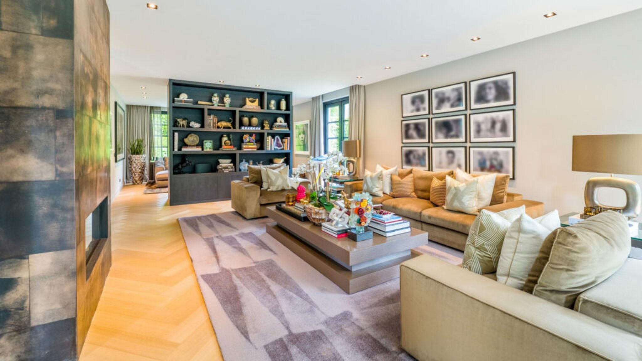 De woonkamer van de villa die multimiljonair Eelko van Kooten te koop heeft gezet op Funda