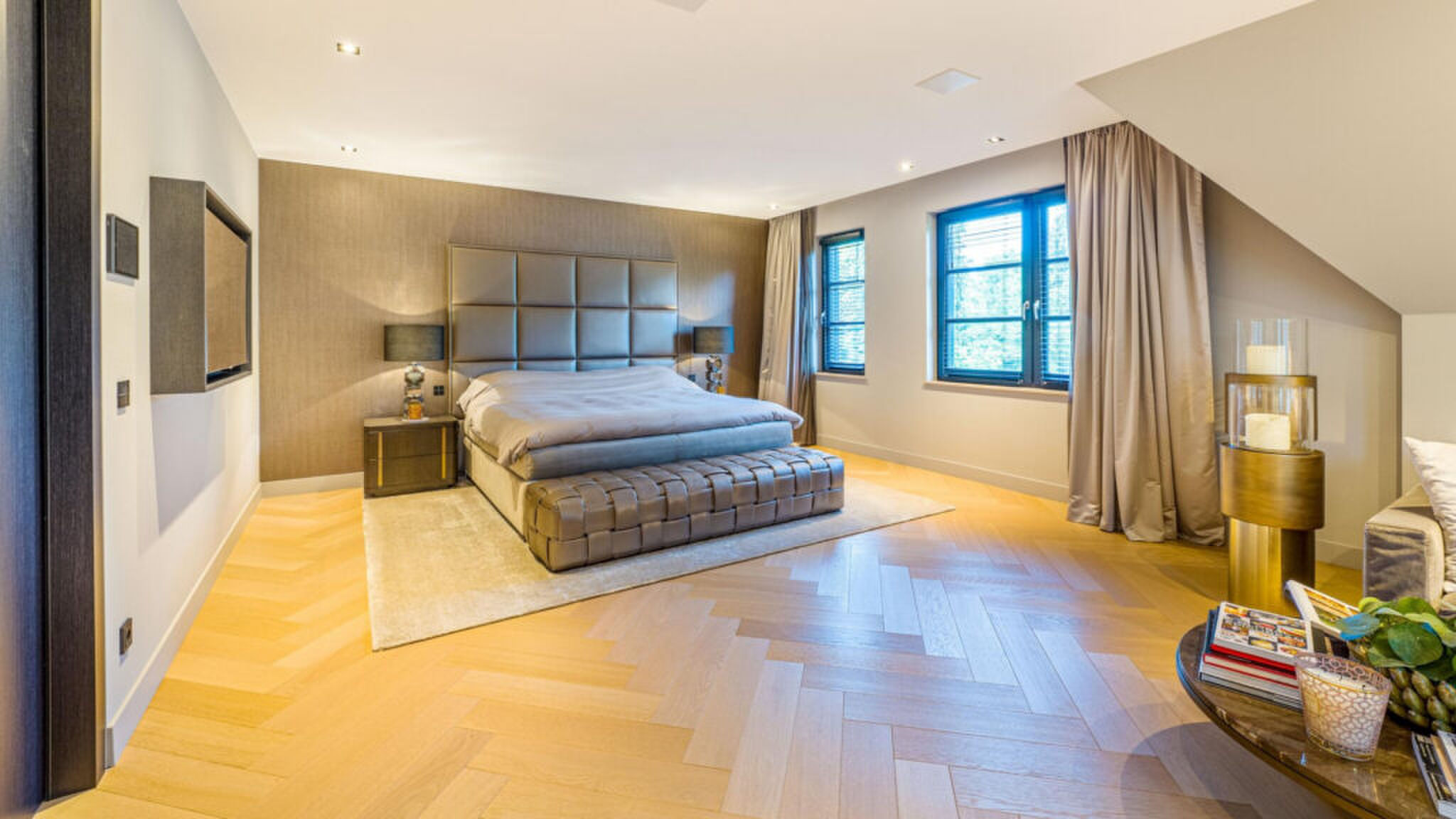 De slaapkamer van de villa die multimiljonair Eelko van Kooten te koop heeft gezet op Funda